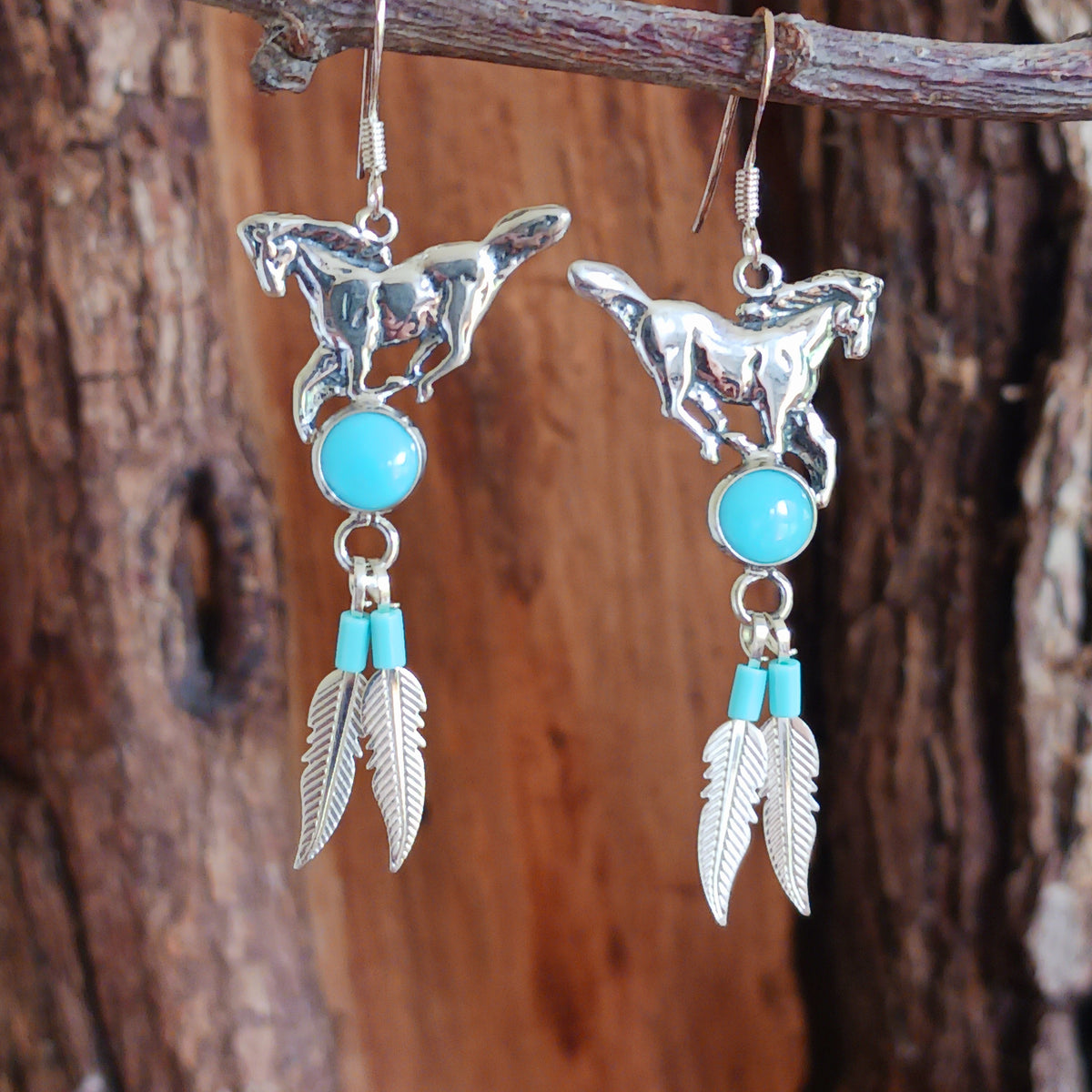 Add a touch of timeless beauty to your jewellery collection with these Sterling Silver and Turquoise Stallion Feather Dangle Earrings. Handmade in a Native American-inspired style, these attractive earrings combine the elegance of solid 925 sterling silver with the natural beauty of genuine turquoise gemstones.