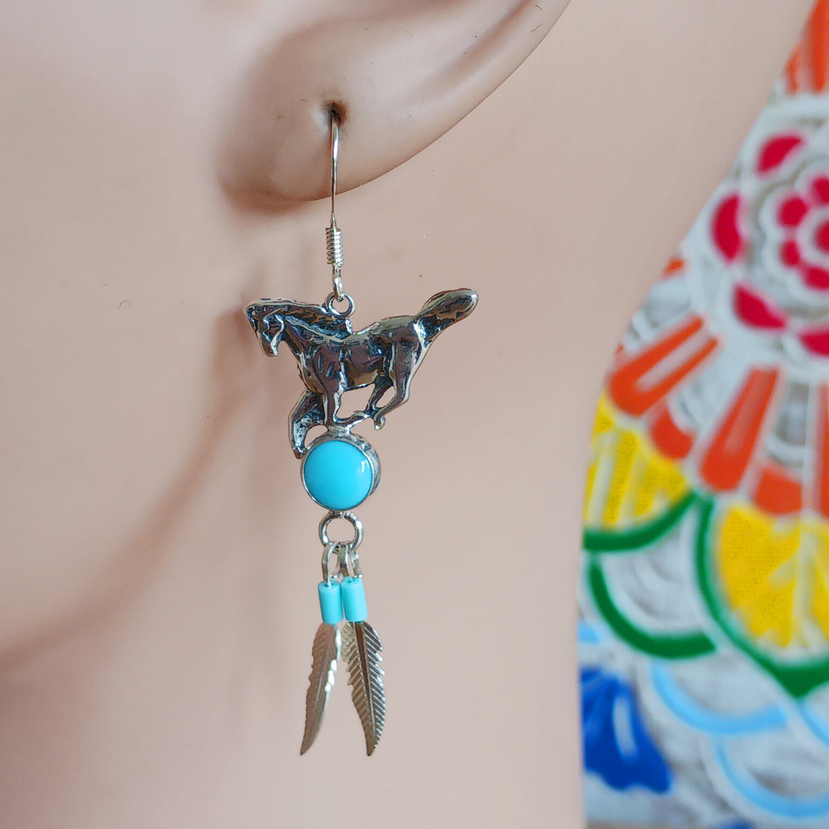 Add a touch of timeless beauty to your jewellery collection with these Sterling Silver and Turquoise Stallion Feather Dangle Earrings. Handmade in a Native American-inspired style, these attractive earrings combine the elegance of solid 925 sterling silver with the natural beauty of genuine turquoise gemstones.