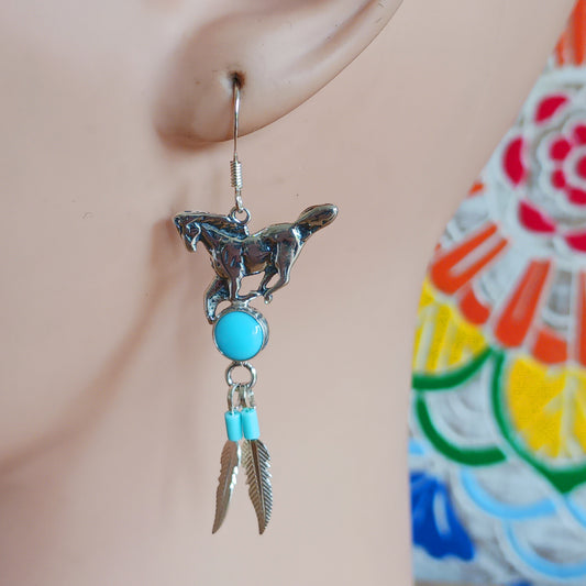 Add a touch of timeless beauty to your jewellery collection with these Sterling Silver and Turquoise Stallion Feather Dangle Earrings. Handmade in a Native American-inspired style, these attractive earrings combine the elegance of solid 925 sterling silver with the natural beauty of genuine turquoise gemstones.