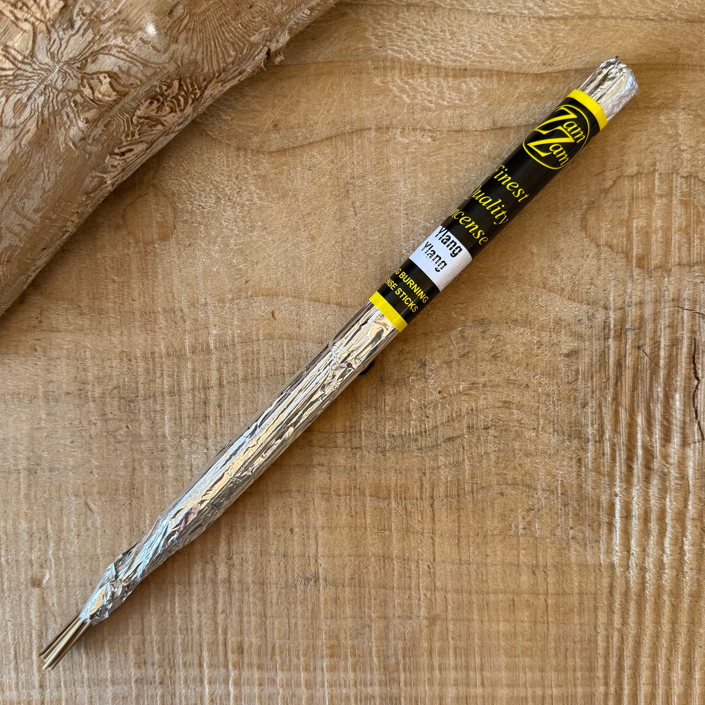 Enjoy the rich, floral aroma of Zam Zam Ylang Ylang incense. With its exotic and beautifully fragrant character, Ylang Ylang creates a warm and relaxing atmosphere, perfect for quiet moments and everyday home fragrance.