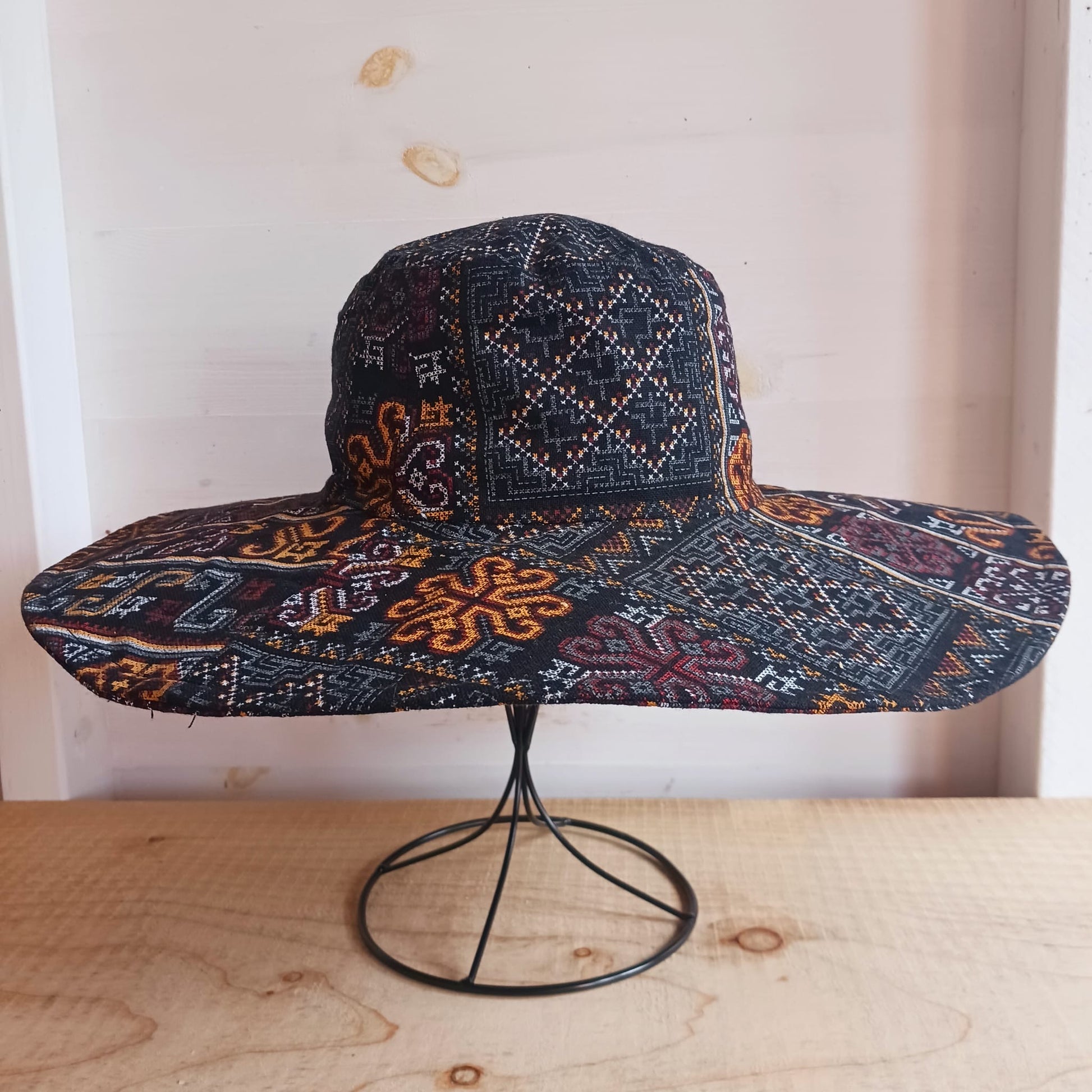 Thai Line Sun Hat | Black and Gold