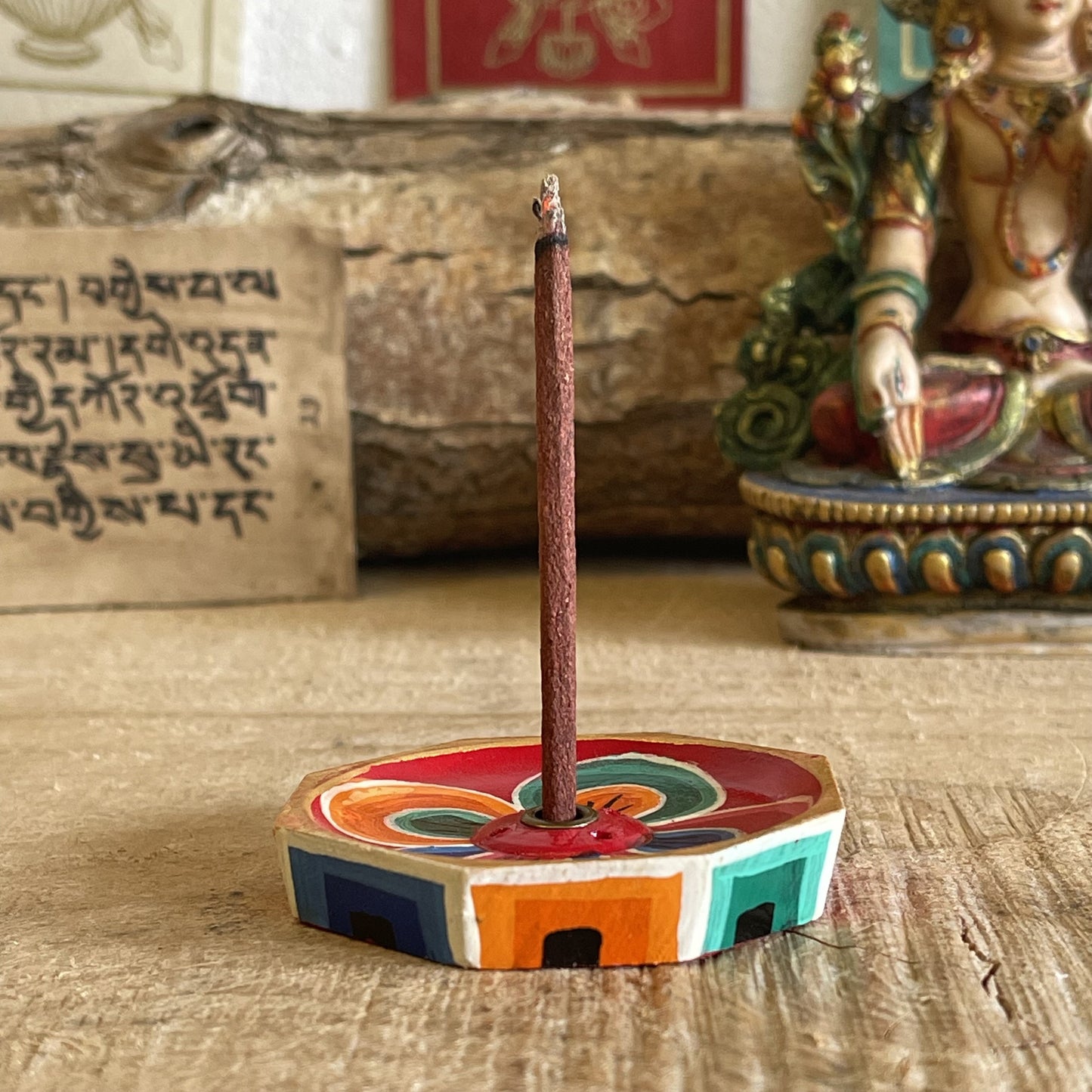 Bring a touch of artistry and tranquillity to your space with this Colourful Hand Painted Lotus Leaf Incense Holder. Beautifully crafted and ethically sourced, each piece is uniquely hand painted, in vibrant colours and detailed design.