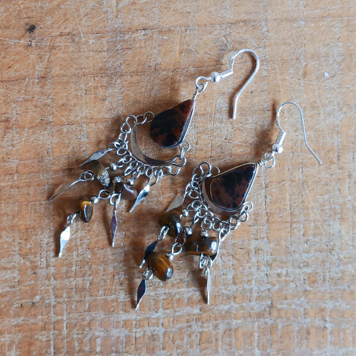 Add a touch of bohemian beauty to your look with these handmade Peruvian stone earrings. Featuring brown agate stones and finished with silver-plated hooks, each pair is carefully crafted in small workshops in Peru.