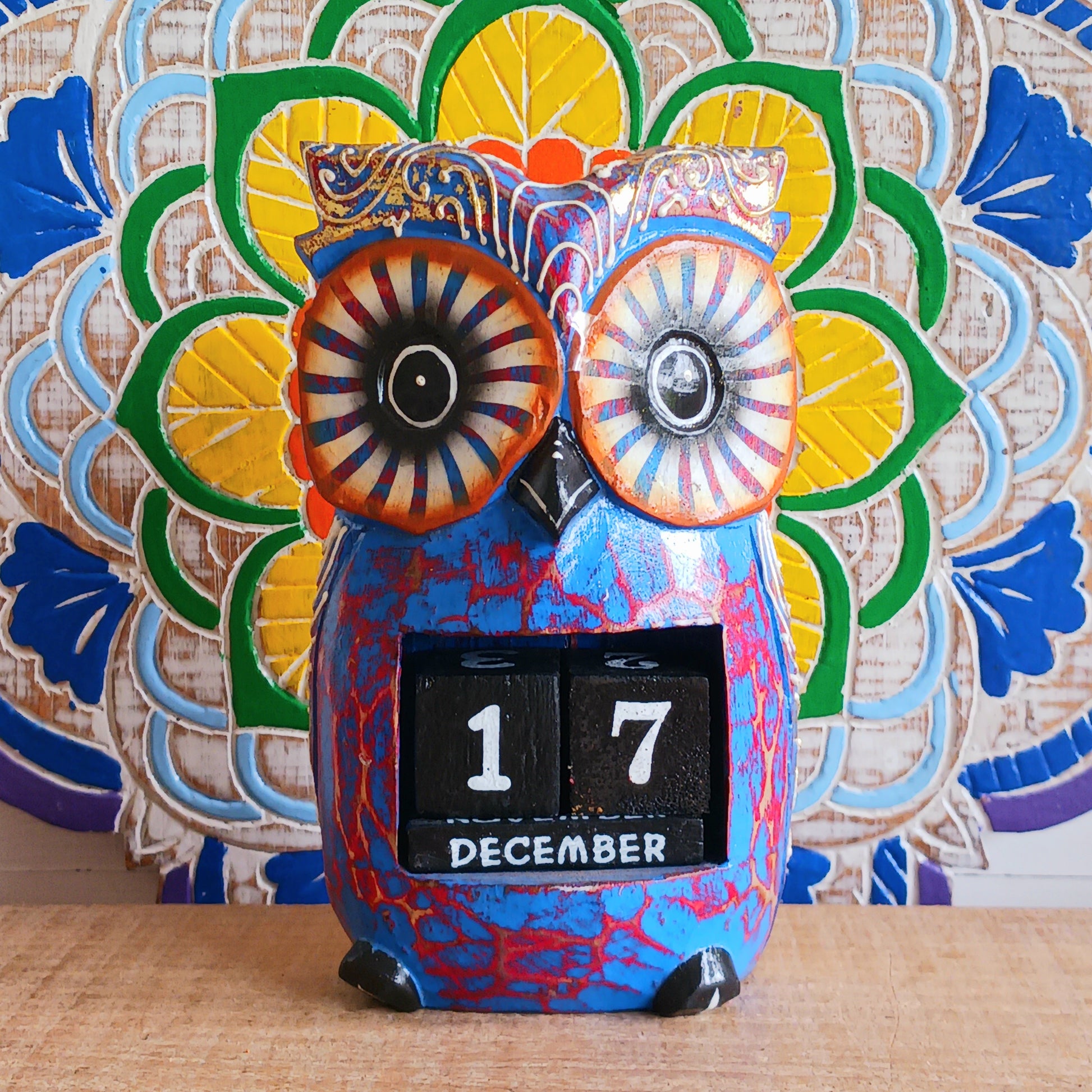 Add charm and function to your workspace with this handcrafted wooden owl perpetual calendar. Designed in a vibrant blue finish, this adorable desk companion helps you keep track of the date while bringing personality to your home, office, or study area.