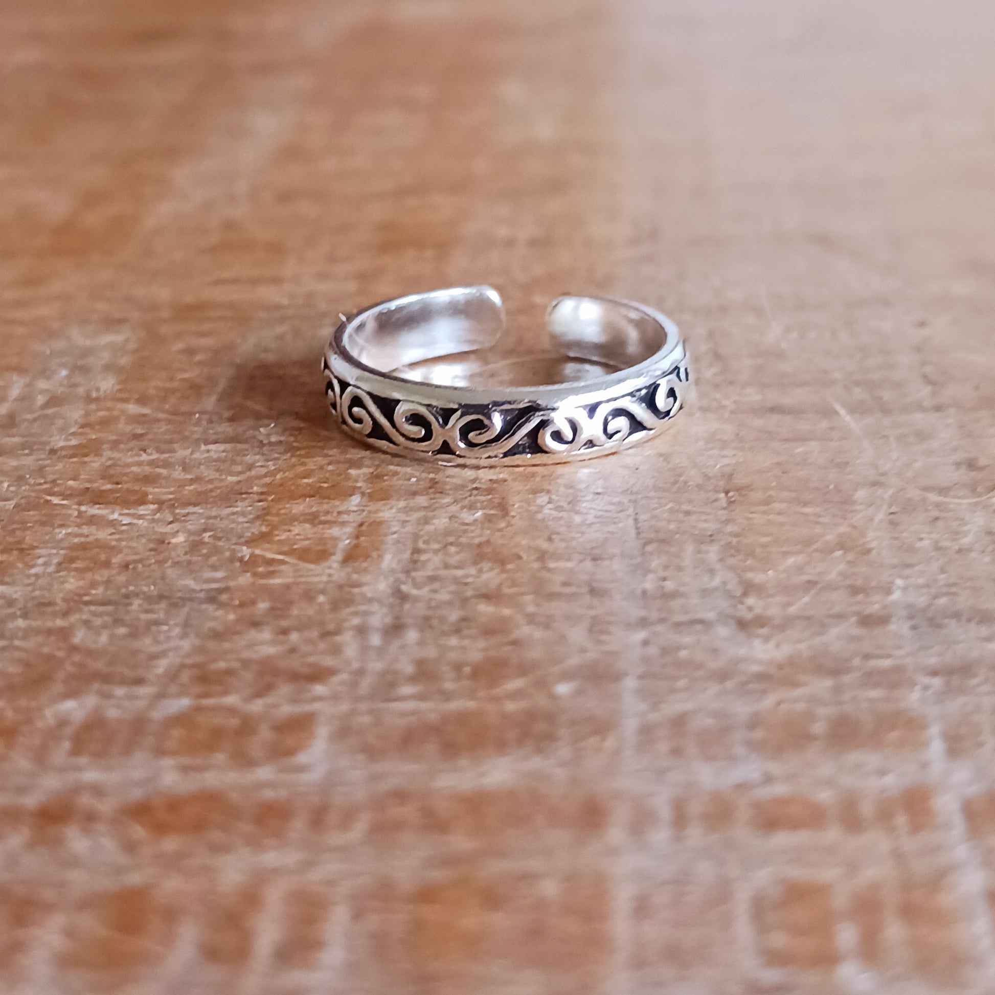This stylish sterling silver toe ring is a wonderful addition to any jewellery collection for you to wear on a day at the beach, a festival weekend or just sparkling up your everyday.