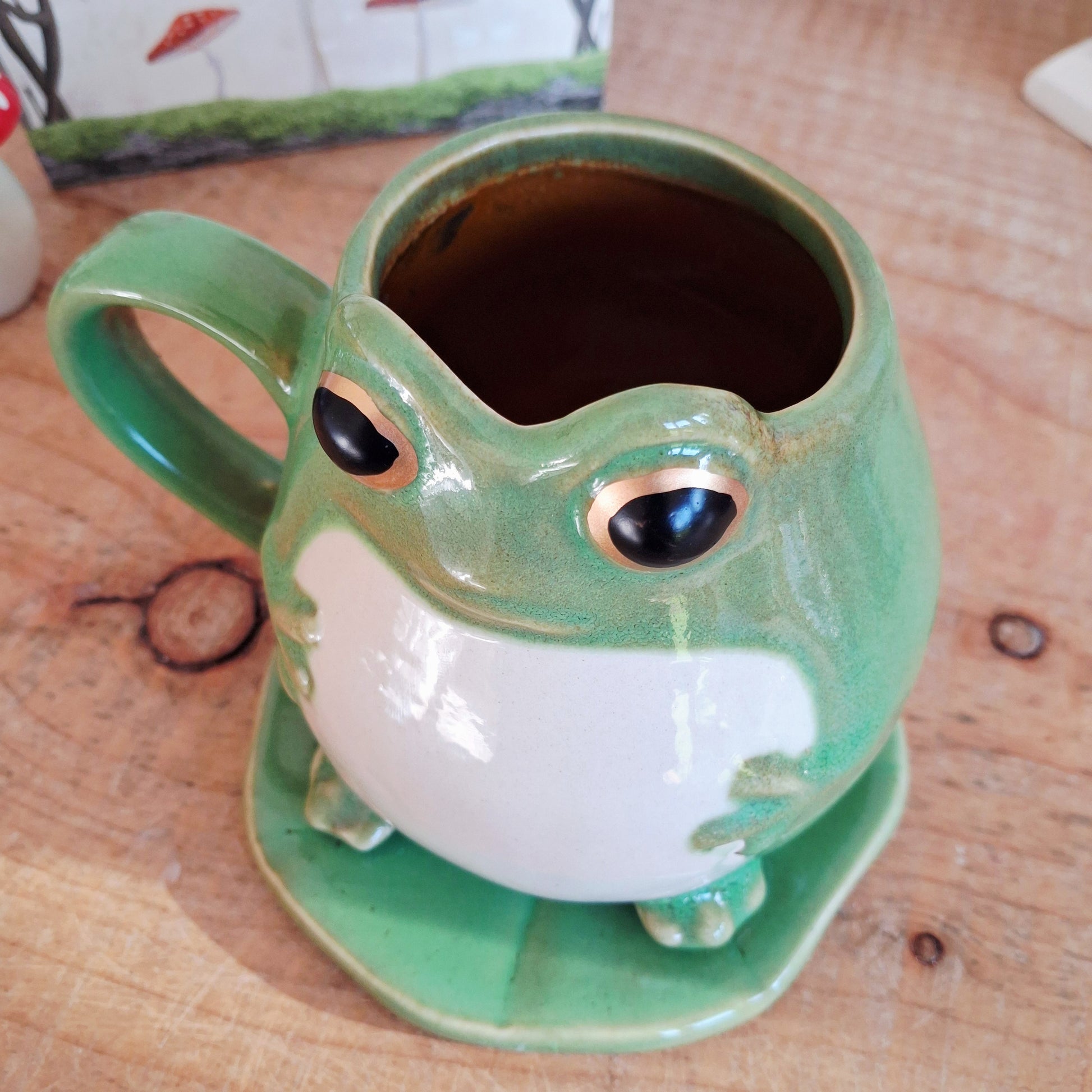 Sure to make hearts hop with happiness, this quirky frog-shaped mug looks like it's lept right out of a fairytale and landed on its matching lily pad coaster. Whether it's being used at home or at work, it's sure to get the conversation started and quickly become an everyday favourite for tea and coffee fixes.