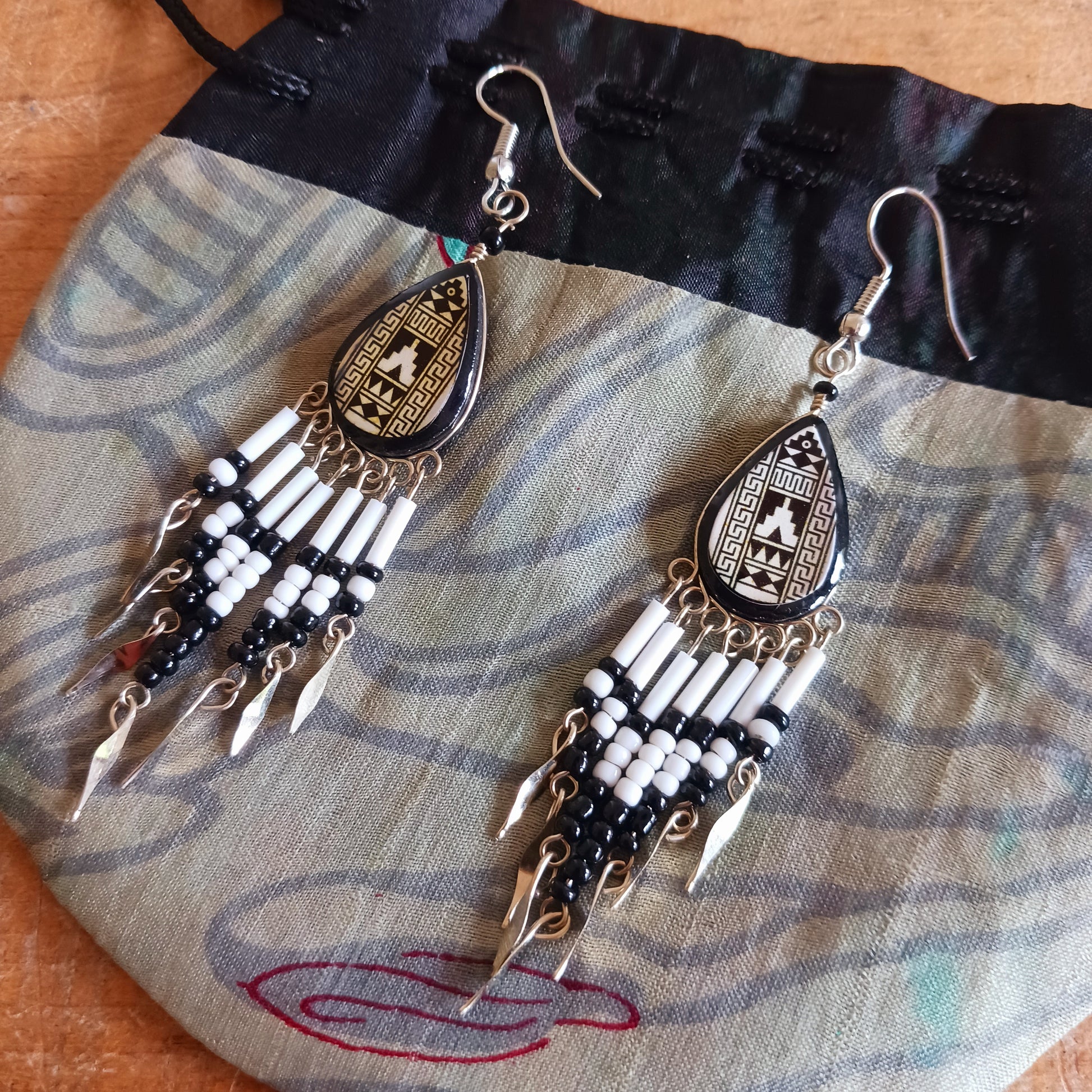 Add a touch of artisan elegance to your jewellery collection with these stunning handmade Peruvian Incan teardrop earrings. Carefully crafted in small family-run workshops in Peru, these eye-catching earrings feature traditional Incan-inspired patterns on the front with a contrasting black reverse for a striking finish.