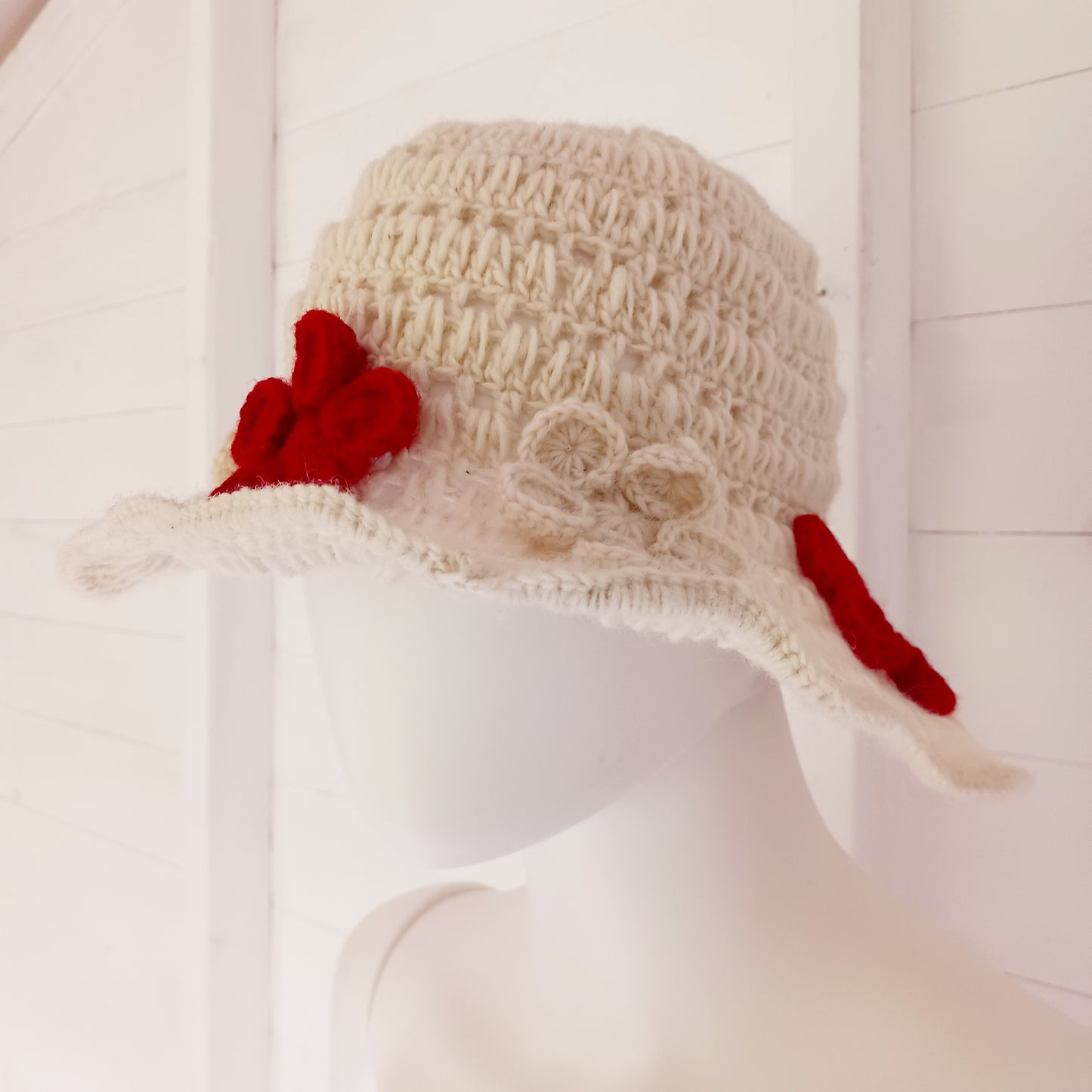 Stay warm without compromising on style with this beautifully crafted White Wool Flower Hat. Designed for modern women who love effortless elegance, this lightweight winter hat blends cozy comfort with delicate floral charm.