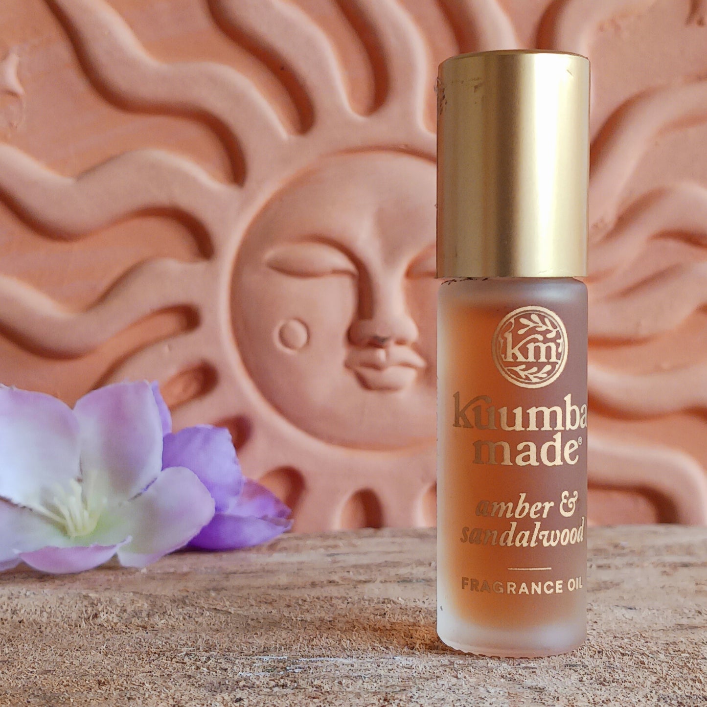 Kuumba Made Amber & Sandalwood Fragrance Oil is a rich, grounding blend that weaves together the soft golden warmth of amber with the creamy, meditative depth of sandalwood.