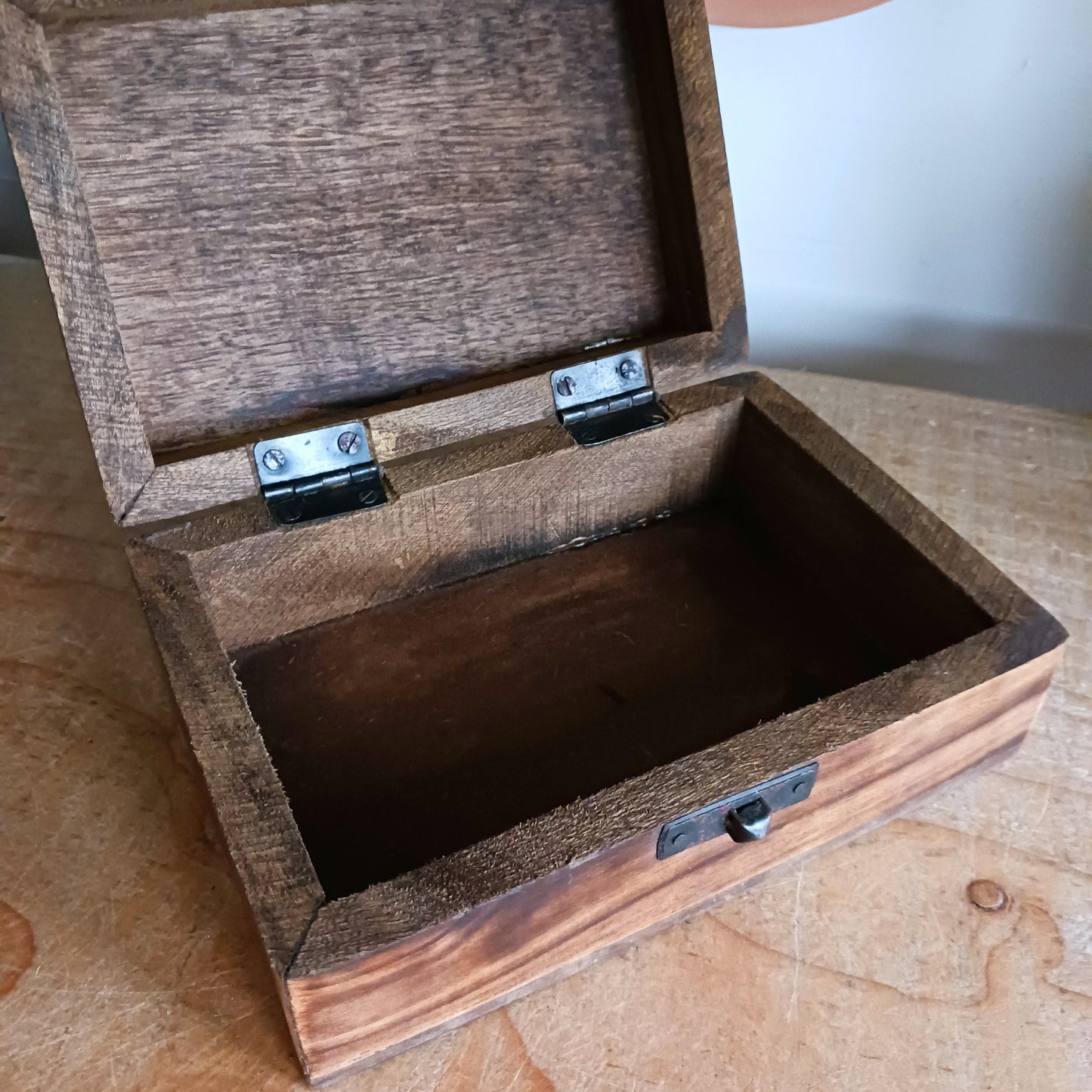 Celebrate the elegance of hand-carved craftsmanship with this delightful mango wood keepsake box, crafted in India. Perfect for safeguarding your trinkets, jewellery, or special keepsakes, this box brings together beauty and practicality.