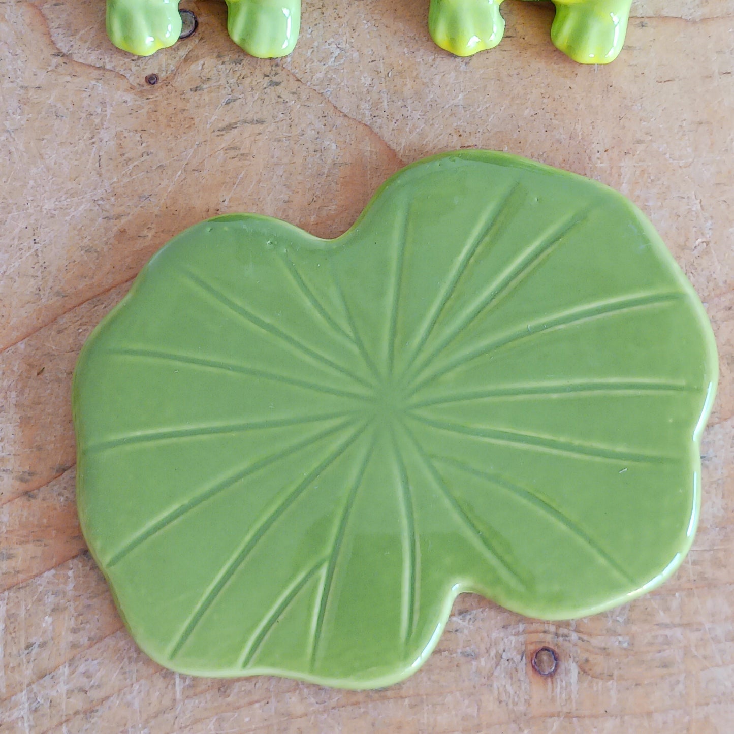 Bring a sprinkle of fun to your dining table with this adorable set of two ceramic frog salt and pepper shakers. Designed to add charm and personality to any kitchen, these playful frogs make seasoning your favourite meals extra delightful.