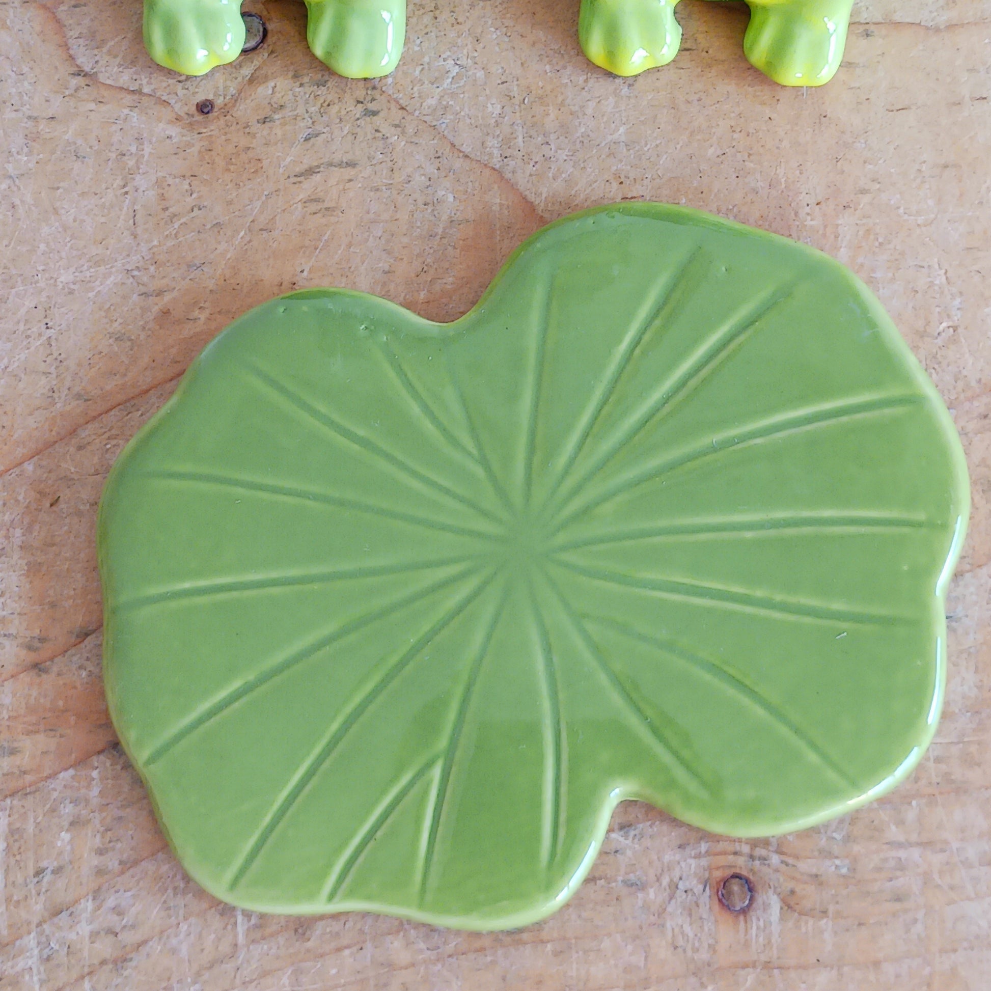 Bring a sprinkle of fun to your dining table with this adorable set of two ceramic frog salt and pepper shakers. Designed to add charm and personality to any kitchen, these playful frogs make seasoning your favourite meals extra delightful.