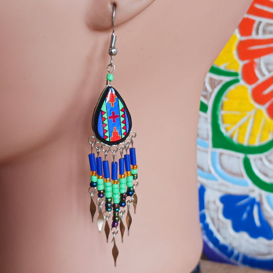 Add a touch of artisan elegance to your jewellery collection with these stunning handmade Peruvian Incan teardrop earrings. Carefully crafted in small family-run workshops in Peru, these eye-catching earrings feature traditional Incan-inspired patterns on the front with a contrasting black reverse for a striking finish.