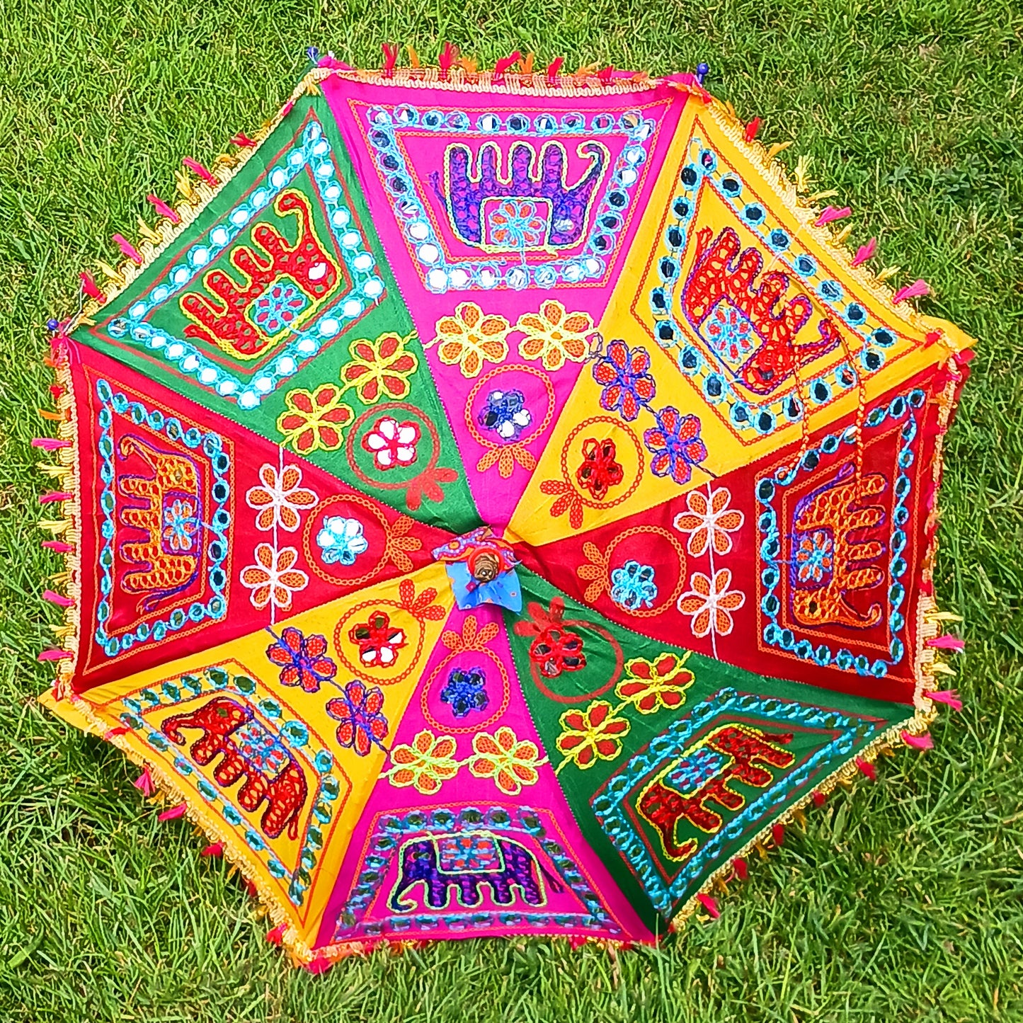 Brighten every sunny day with the Sunbrella Colourful Sun Shade Umbrella. Designed to combine reliable sun protection with vibrant, eye-catching style, Sunbrella is the perfect accessory for outdoor adventures, beach trips, festivals, garden parties, and everyday use.