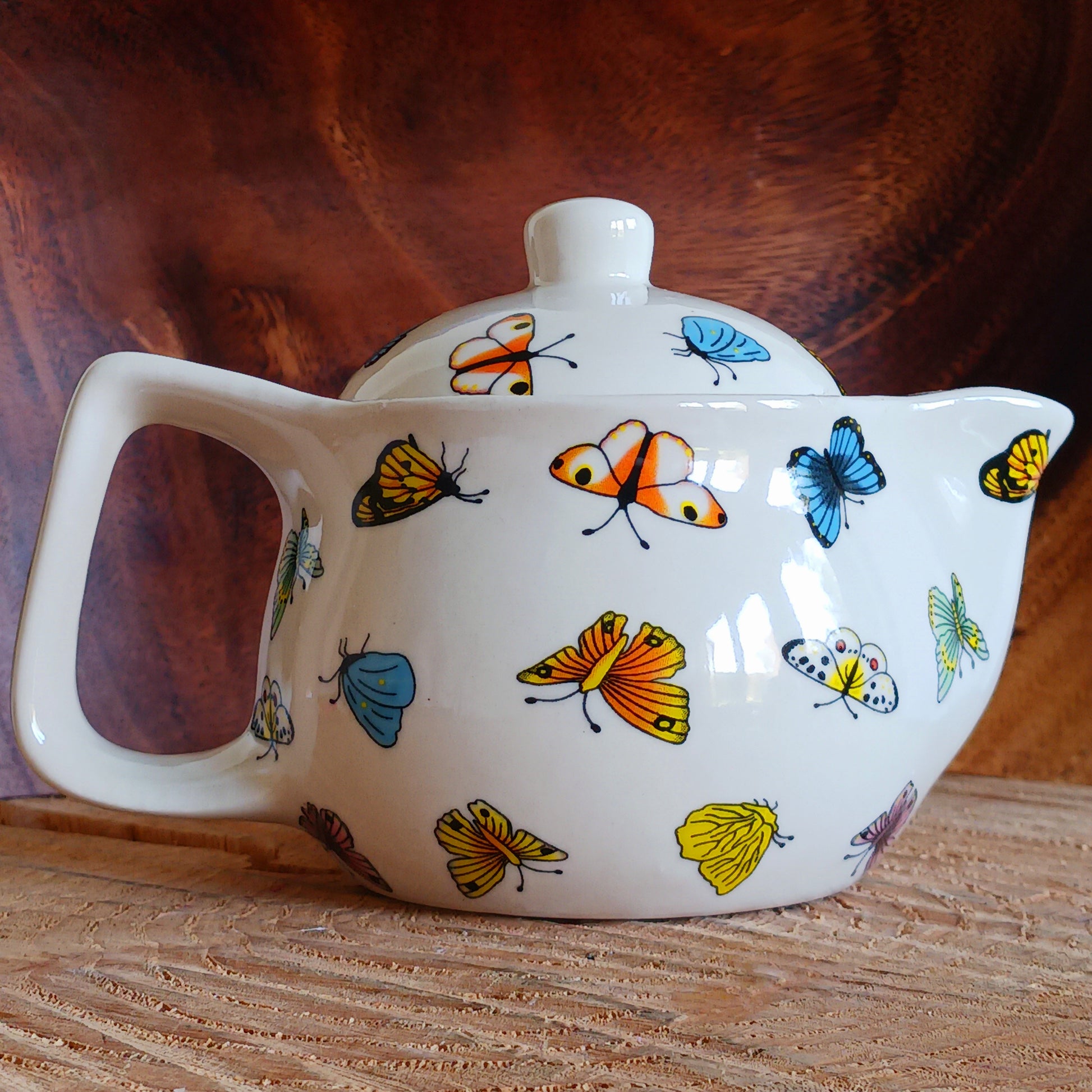 Add timeless elegance to any tea ritual with this Small Herbal Teapot featuring an array of beautiful butterflies. Inspired by traditional Eastern aesthetics, this beautifully crafted teapot blends cultural symbolism with everyday functionality, making it an exceptional gift.