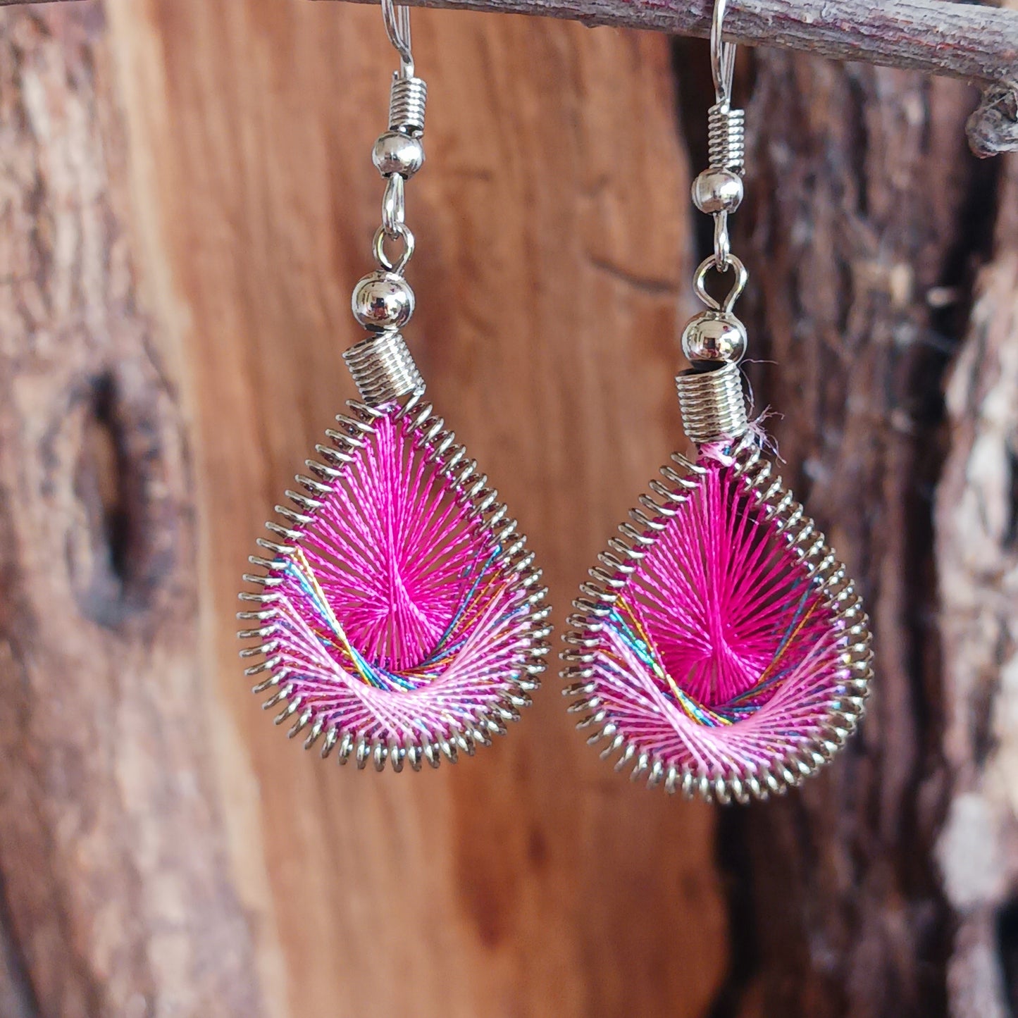 Add a touch of effortless boho elegance to your look with these beautifully handmade woven teardrop earrings. Inspired by the graceful shape of peacock feathers, these lightweight dangly earrings are expertly crafted by skilled artisans in Peru using traditional weaving techniques and vibrant contemporary detailing.