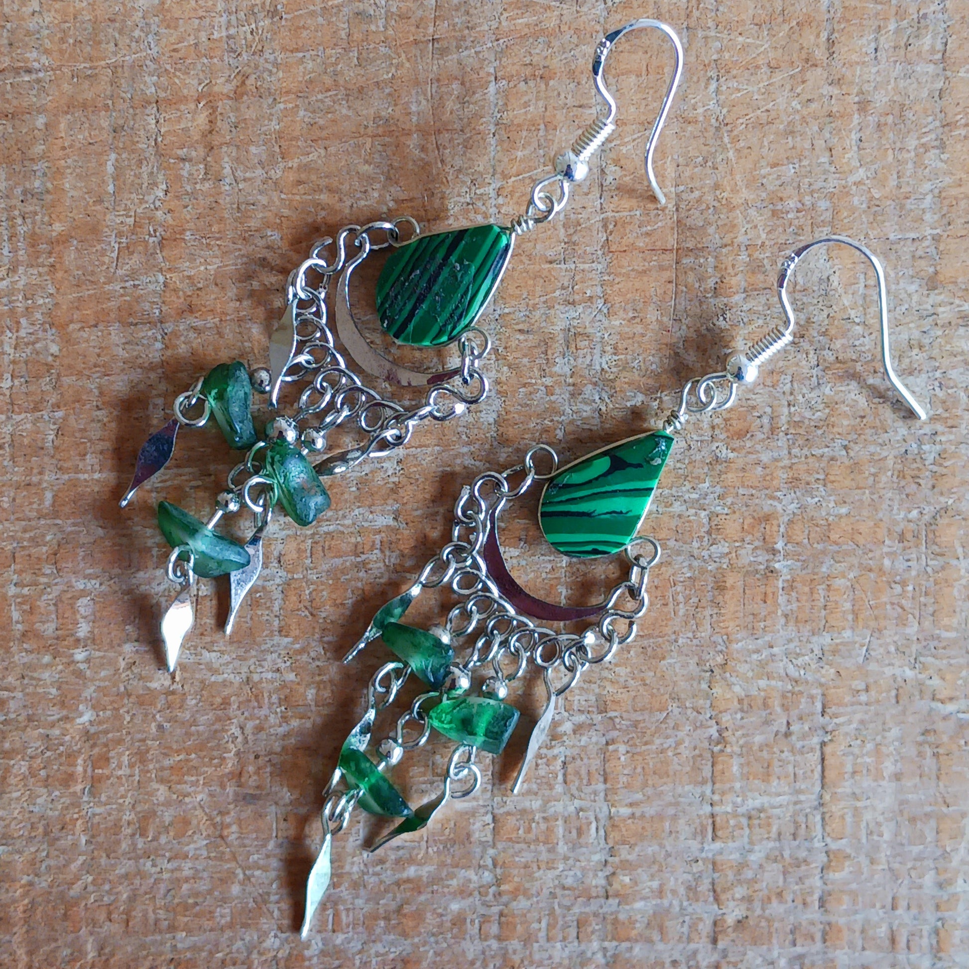 Add a touch of bohemian beauty to your look with these handmade Peruvian stone earrings. Featuring unique green stones and finished with silver-plated hooks, each pair is carefully crafted in small workshops in Peru.