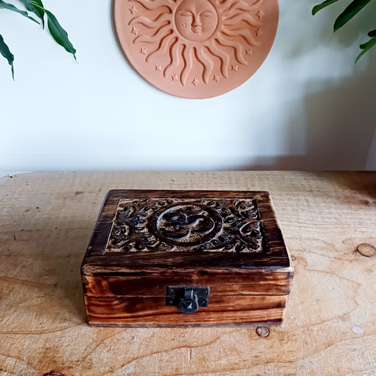Celebrate the elegance of hand-carved craftsmanship with this delightful mango wood keepsake box, crafted in India. Perfect for safeguarding your trinkets, jewellery, or special keepsakes, this box brings together beauty and practicality.