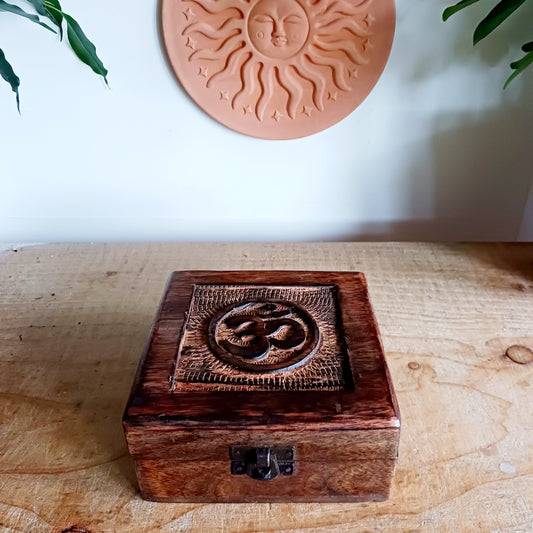 Embrace the beauty of hand-carved Indian craftsmanship with this stunning mango wood keepsake box. Thoughtfully designed with a charming Om symbol, it’s perfect for storing your trinkets, jewellery, or other keepsakes.