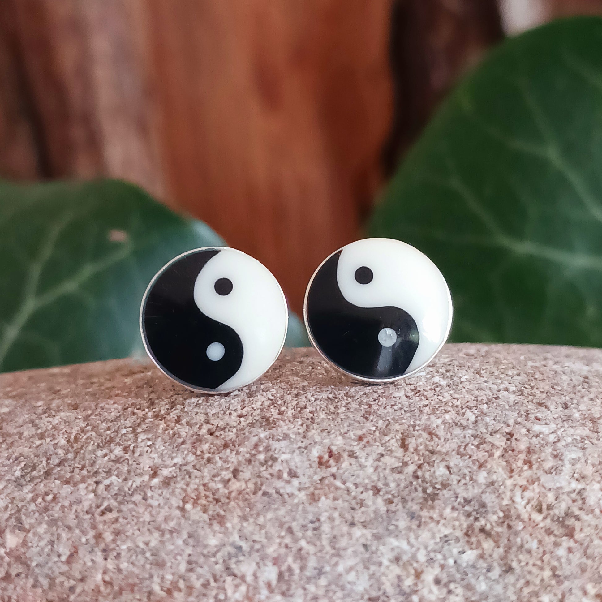 Find your perfect balance with these simple yet trendy Yin Yang studs. They are 925 sterling silver and measure 10mm x 10mm. These lovely earrings come gifted in a recycled sari gift pouch.