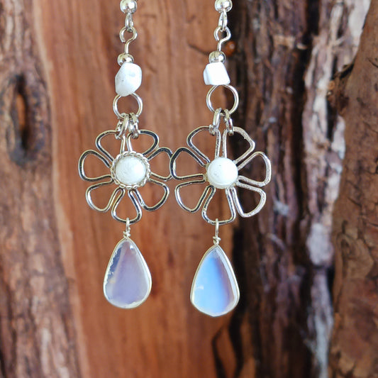 These beautiful daisy earrings incorporate an opalite stone, finished with silver plated hooks. They have been hand made in Peru and are presented in a traditionally made pouch gift wrapped and ready to give☸