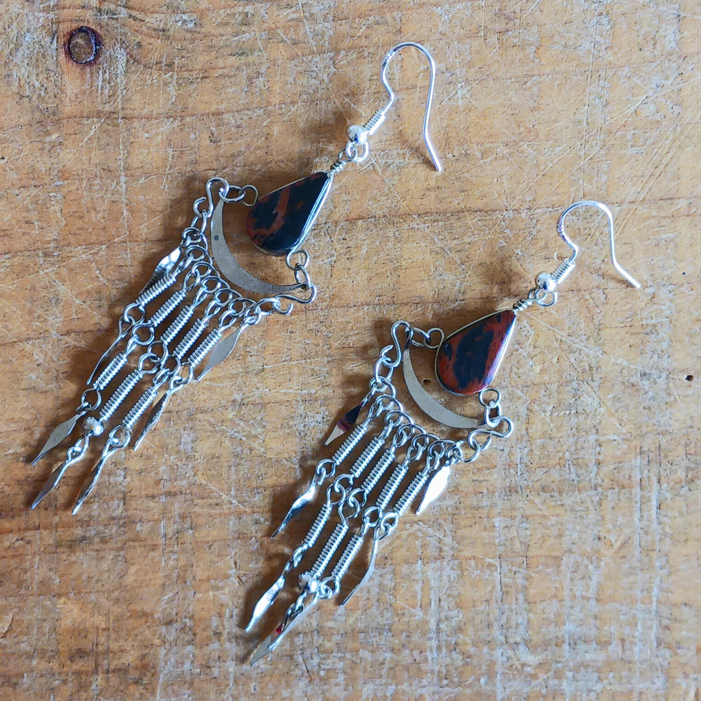 Add a touch of bohemian beauty to your look with these handmade Peruvian stone earrings. Featuring brown agate stones and finished with silver-plated hooks, each pair is carefully crafted in small workshops in Peru.