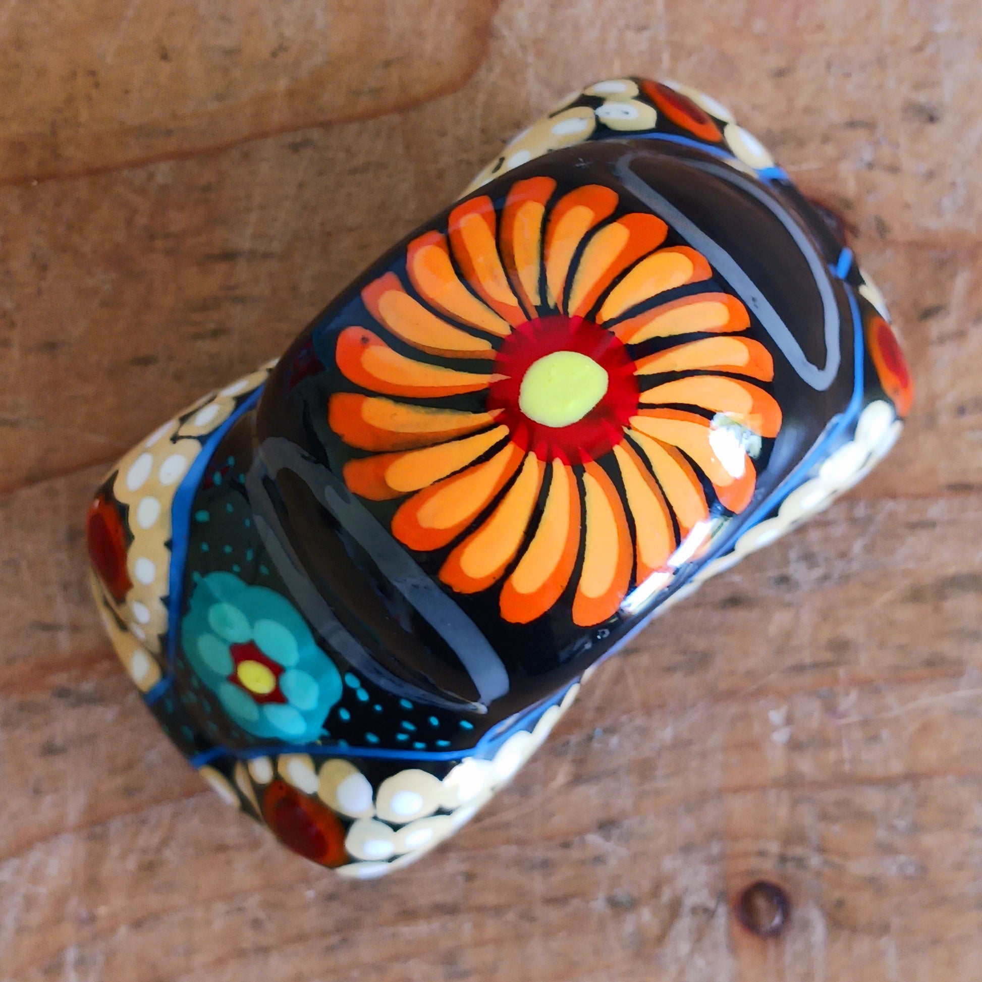 This fun little VW car ornament oozes retro vibes.  With it's bold flower power design and vibrant colours it will brighten up any sideboard.  This type of car, affectionately known as a 'bochito', are very popular in Mexico due to their reliability when driving about steep roads. Incidentally, the Mexican town of Puebla was home to the last Beetle production factory which only closed in 2003.