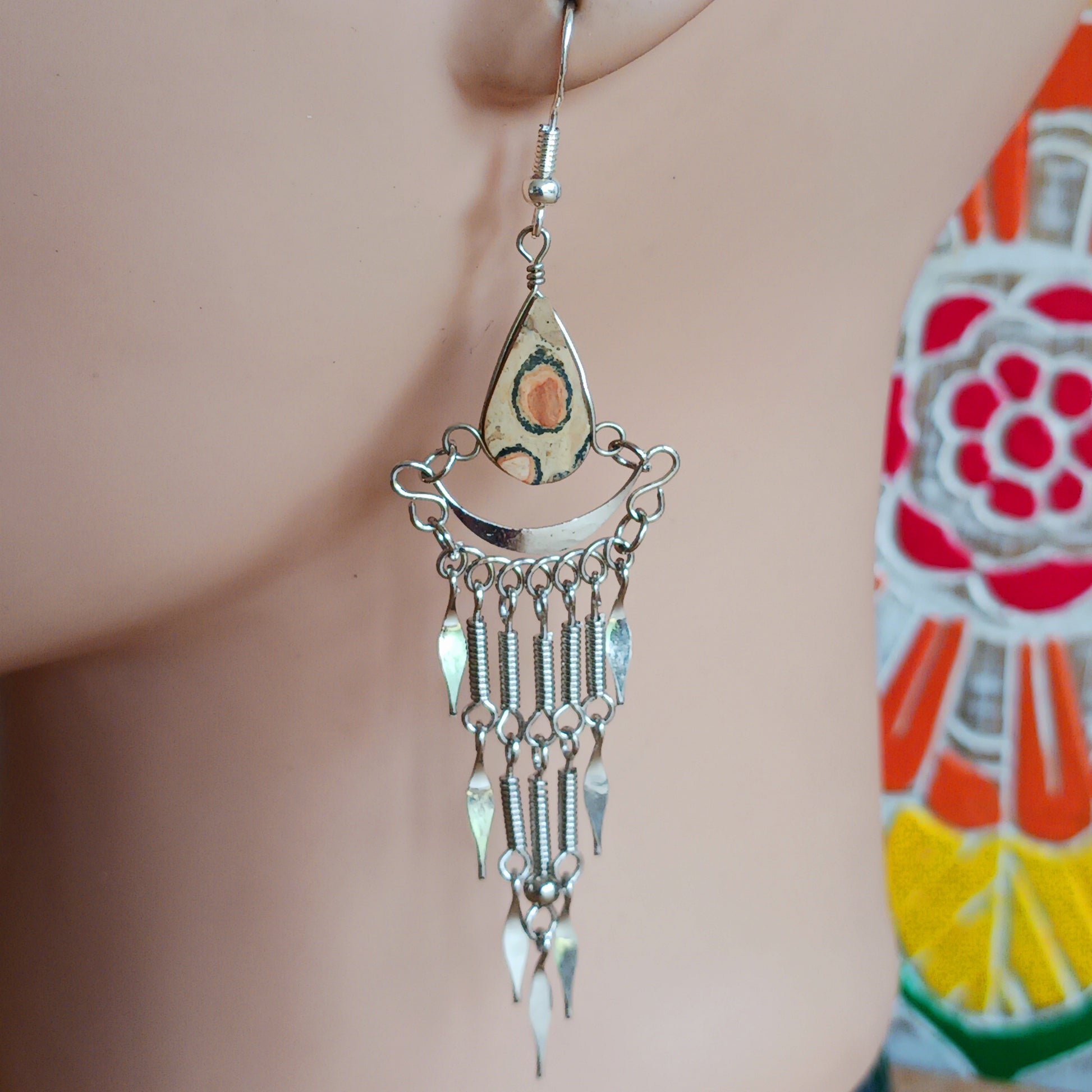Add a touch of bohemian beauty to your look with these handmade Peruvian stone earrings. Featuring unique brown stones and finished with silver-plated hooks, each pair is carefully crafted in small workshops in Peru.