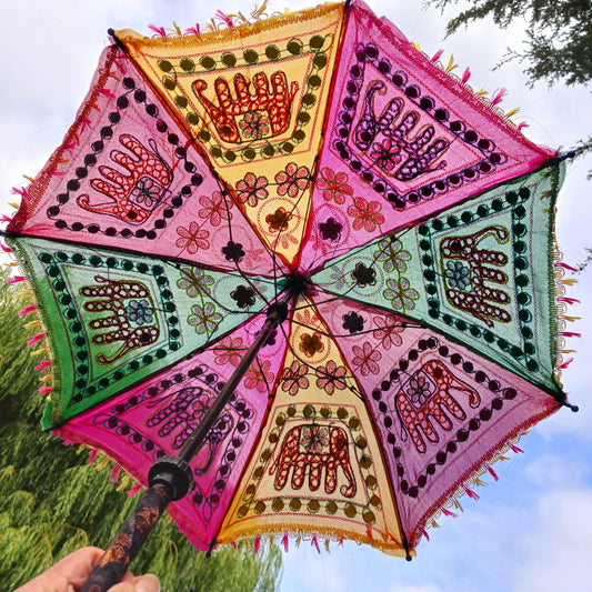Brighten every sunny day with the Sunbrella Colourful Sun Shade Umbrella. Designed to combine reliable sun protection with vibrant, eye-catching style, Sunbrella is the perfect accessory for outdoor adventures, beach trips, festivals, garden parties, and everyday use.