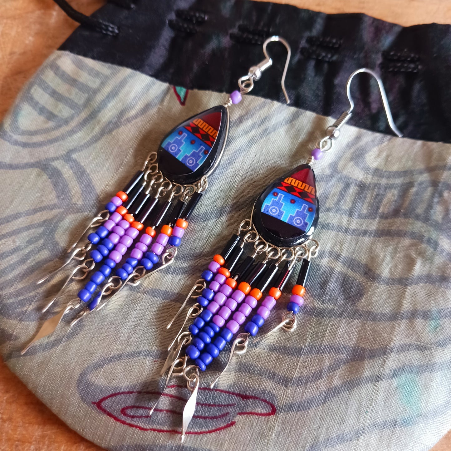 Add a touch of artisan elegance to your jewellery collection with these stunning handmade Peruvian Incan teardrop earrings. Carefully crafted in small family-run workshops in Peru, these eye-catching earrings feature traditional Incan-inspired patterns on the front with a contrasting black reverse for a striking finish.