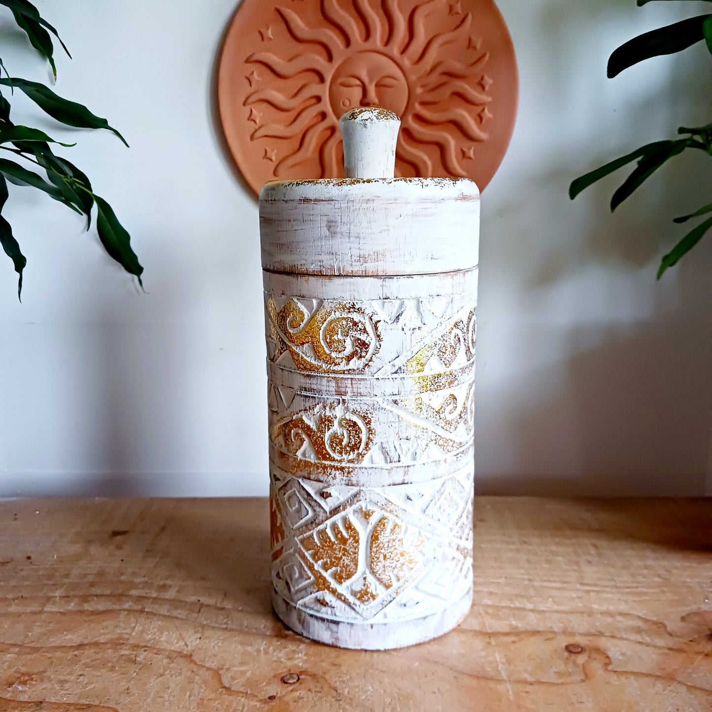Elevate your décor with this White &amp; Gold Vintage Luxury Storage Box, a stunning blend of timeless elegance and practical functionality. Designed to embody refined sophistication with a subtle touch of glamour, this decorative container transforms everyday storage into a statement piece.