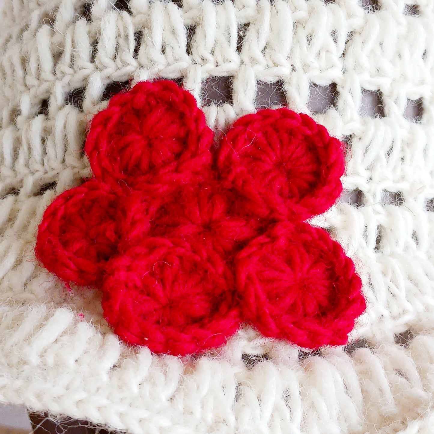 Stay warm without compromising on style with this beautifully crafted White Wool Flower Hat. Designed for modern women who love effortless elegance, this lightweight winter hat blends cozy comfort with delicate floral charm.