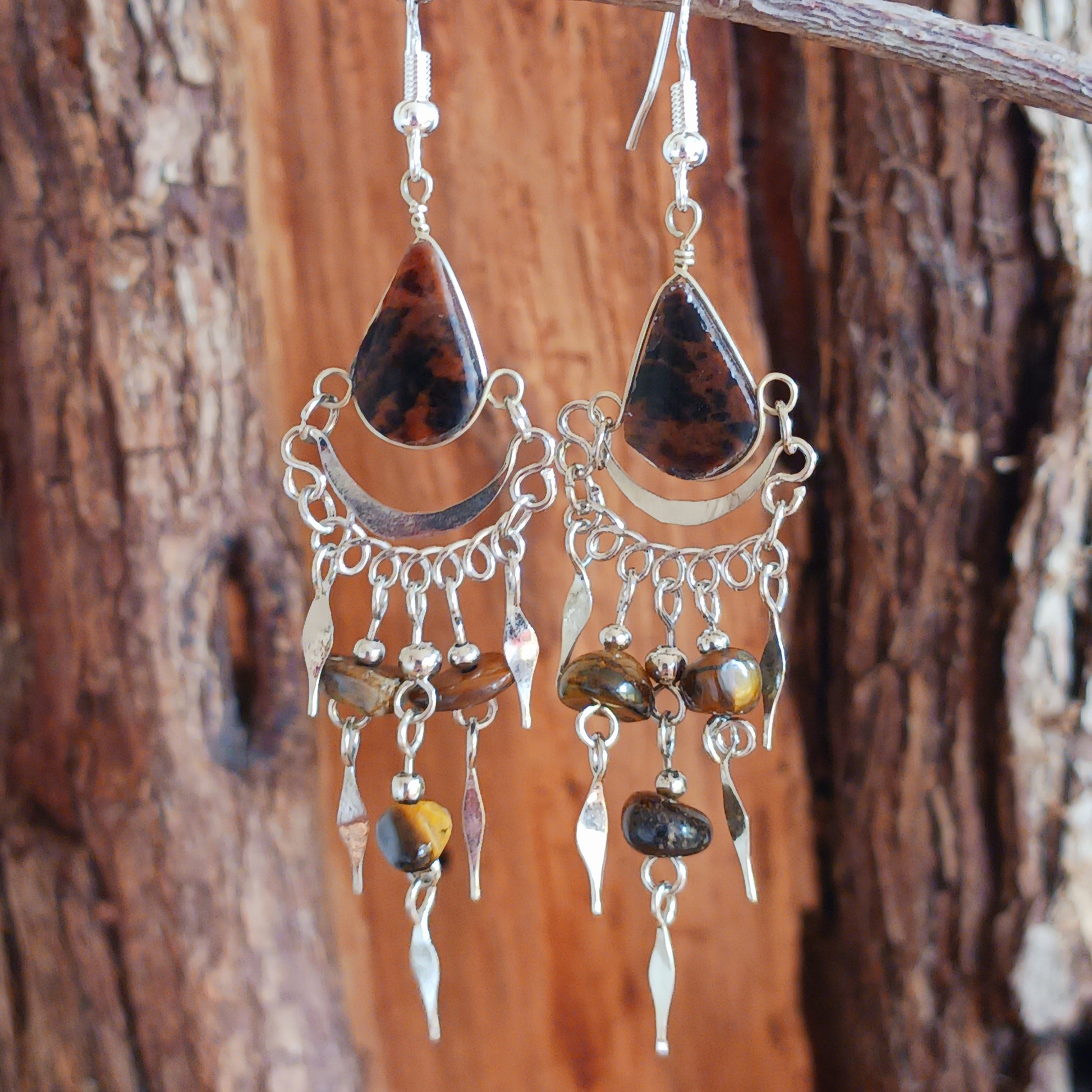 Add a touch of bohemian beauty to your look with these handmade Peruvian stone earrings. Featuring brown agate stones and finished with silver-plated hooks, each pair is carefully crafted in small workshops in Peru.