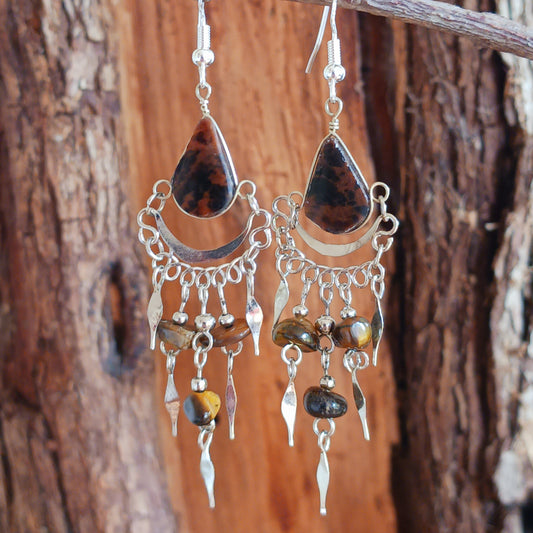 Add a touch of bohemian beauty to your look with these handmade Peruvian stone earrings. Featuring brown agate stones and finished with silver-plated hooks, each pair is carefully crafted in small workshops in Peru.