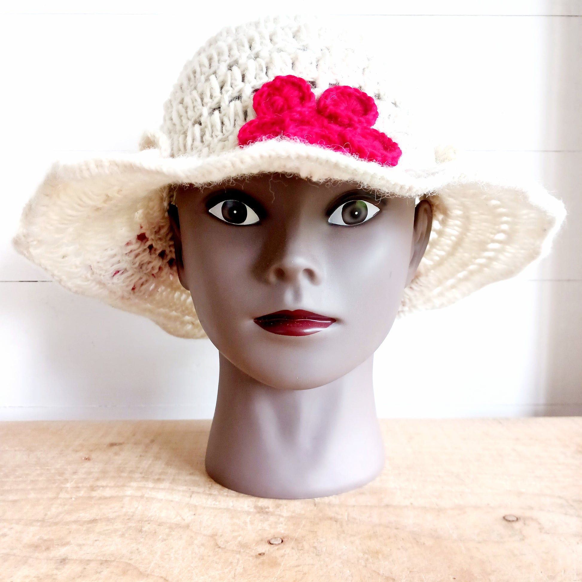 Stay warm without compromising on style with this beautifully crafted White Wool Flower Hat. Designed for modern women who love effortless elegance, this lightweight winter hat blends cozy comfort with delicate floral charm.