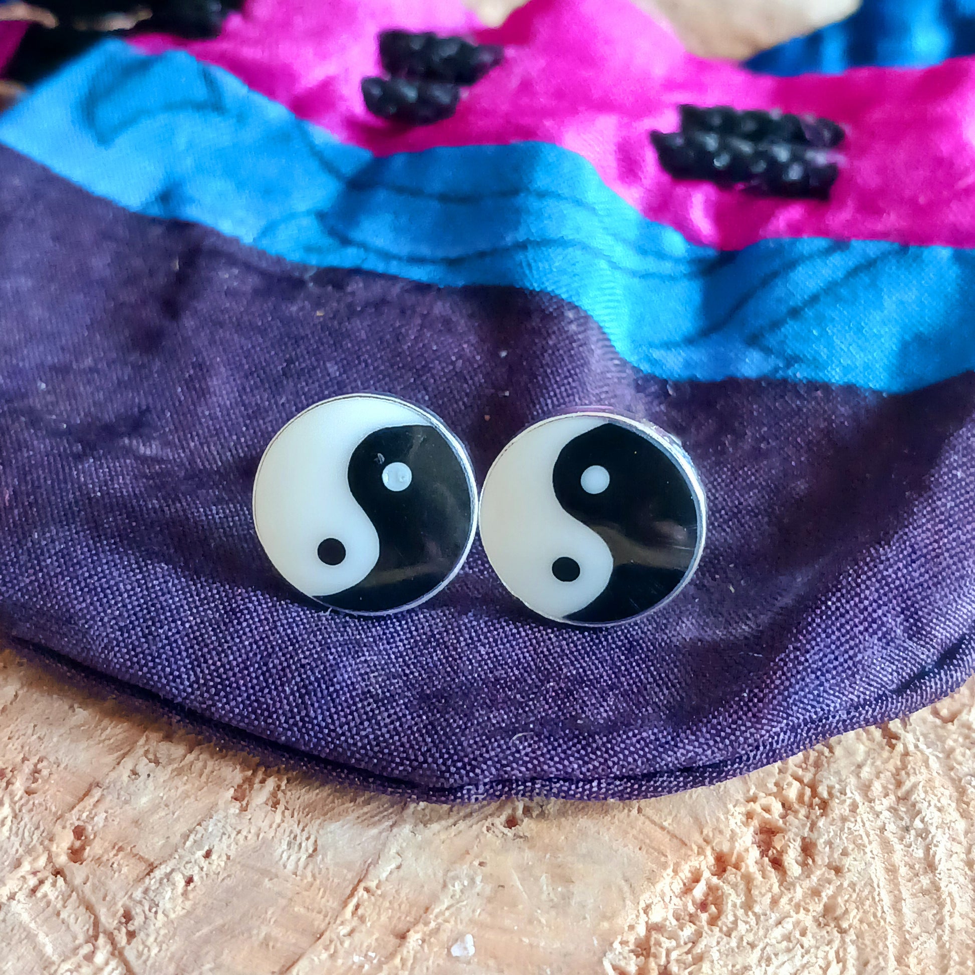 Find your perfect balance with these simple yet trendy Yin Yang studs. They are 925 sterling silver and measure 10mm x 10mm. These lovely earrings come gifted in a recycled sari gift pouch.