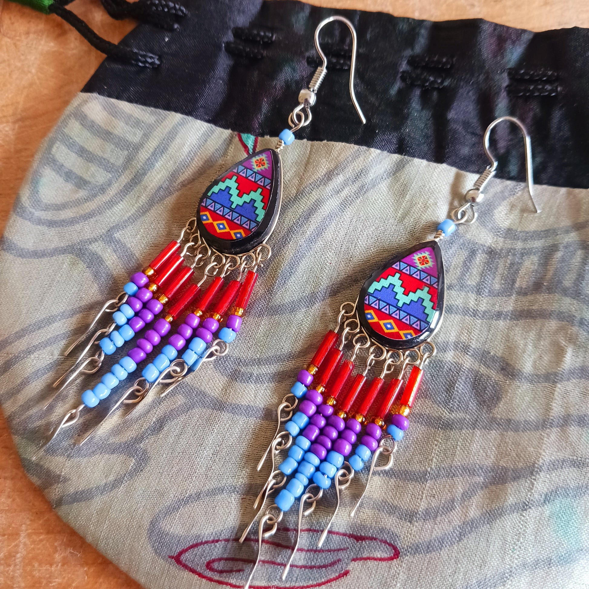 Add a touch of artisan elegance to your jewellery collection with these stunning handmade Peruvian Incan teardrop earrings. Carefully crafted in small family-run workshops in Peru, these eye-catching earrings feature traditional Incan-inspired patterns on the front with a contrasting black reverse for a striking finish.