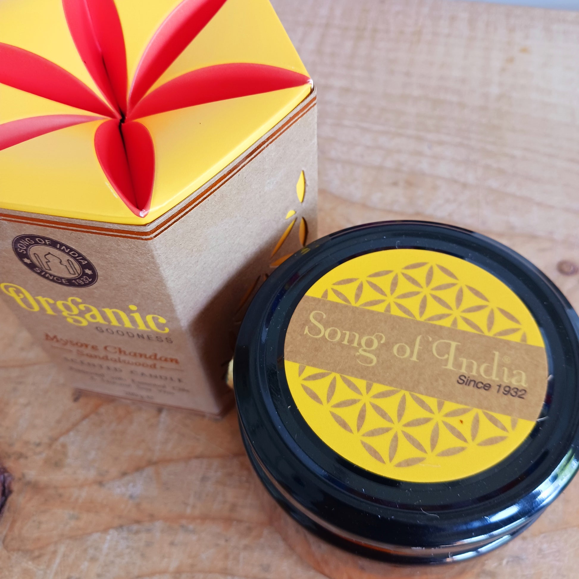 Organic Goodness candle scented with Sandalwood essential oil. The captivating scent of the sandalwood soothes all the senses and relaxes the mind