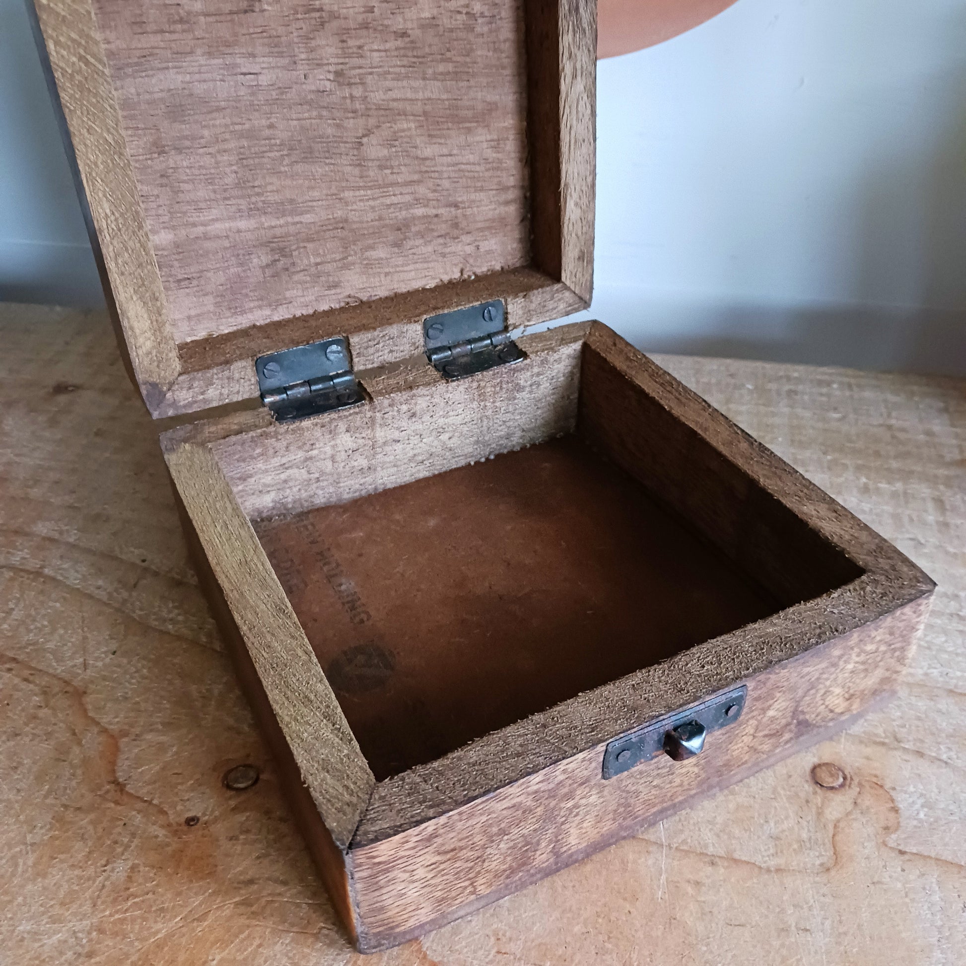 Embrace the beauty of hand-carved Indian craftsmanship with this stunning mango wood keepsake box. Thoughtfully designed with a charming Om symbol, it’s perfect for storing your trinkets, jewellery, or other keepsakes.