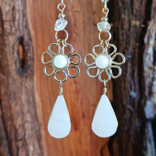 These beautiful earrings incorporate white stone with Silver plated hooks. These beautiful earrings have been hand made in Peru and are presented in a traditionally made pouch gift wrapped and ready to give☸