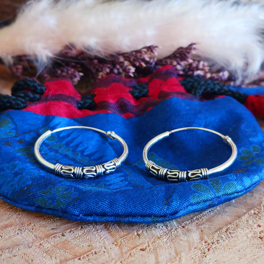 These sterling silver hoop earrings are made in a Bali style. With a silver ball in the middle of the hoop earrings, these 925 silver earrings make an ideal choice for any boho look.