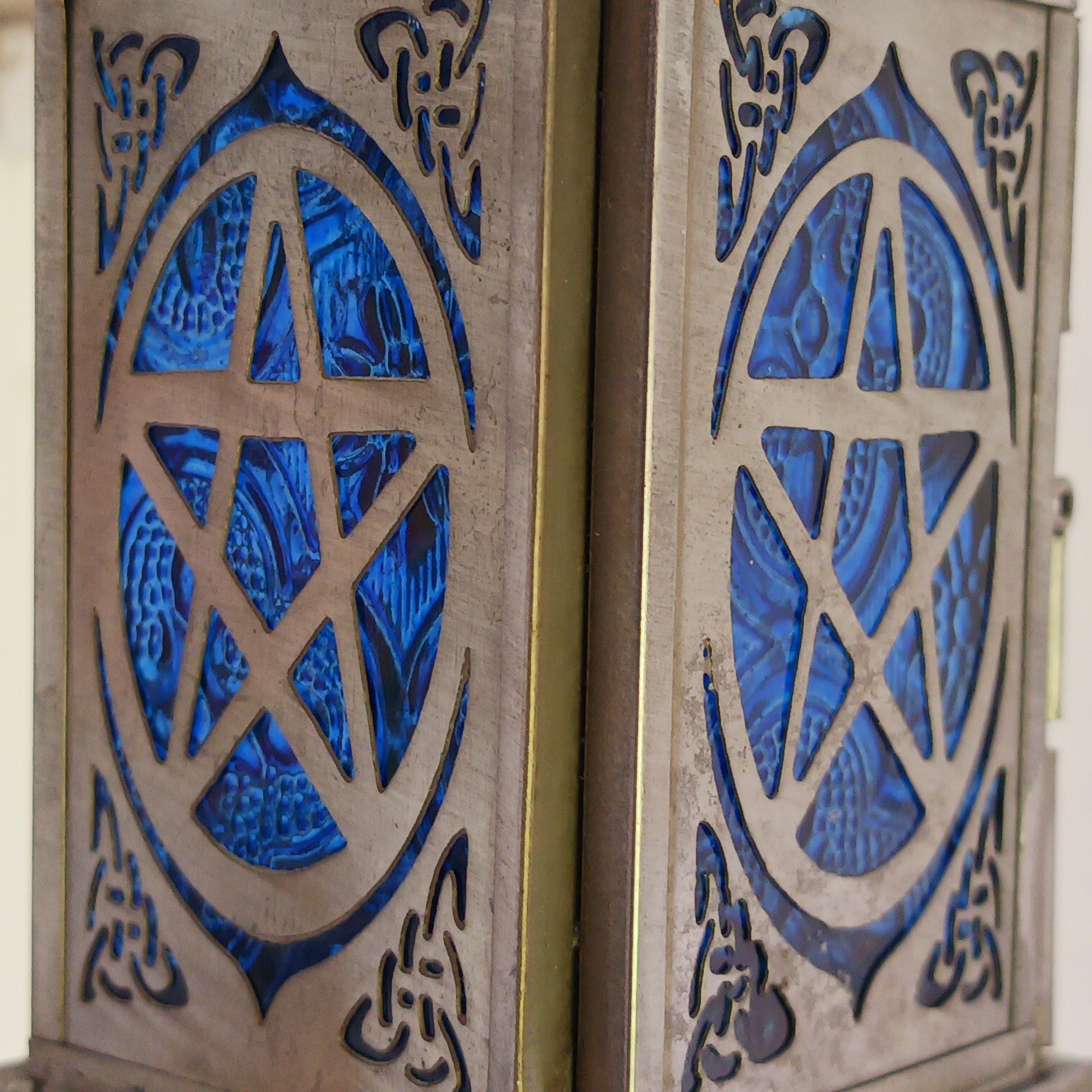 Bring warmth, colour and spiritual harmony to your home with this beautiful Pentagram Glass Lantern. Designed with vibrant coloured glass panels and a decorative metal cut-out canopy, this lantern creates a calming glow that enhances meditation spaces, yoga rooms and home décor.