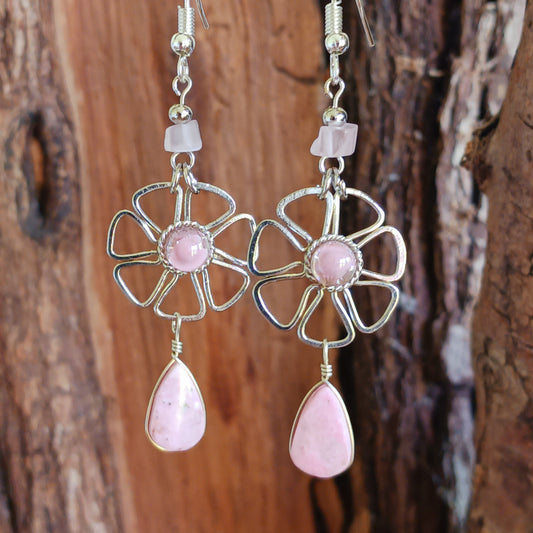 These beautiful daisy earrings incorporate a pretty pink stone, finished with silver plated hooks. They have been hand made in Peru and are presented in a traditionally made pouch gift wrapped and ready to give☸
