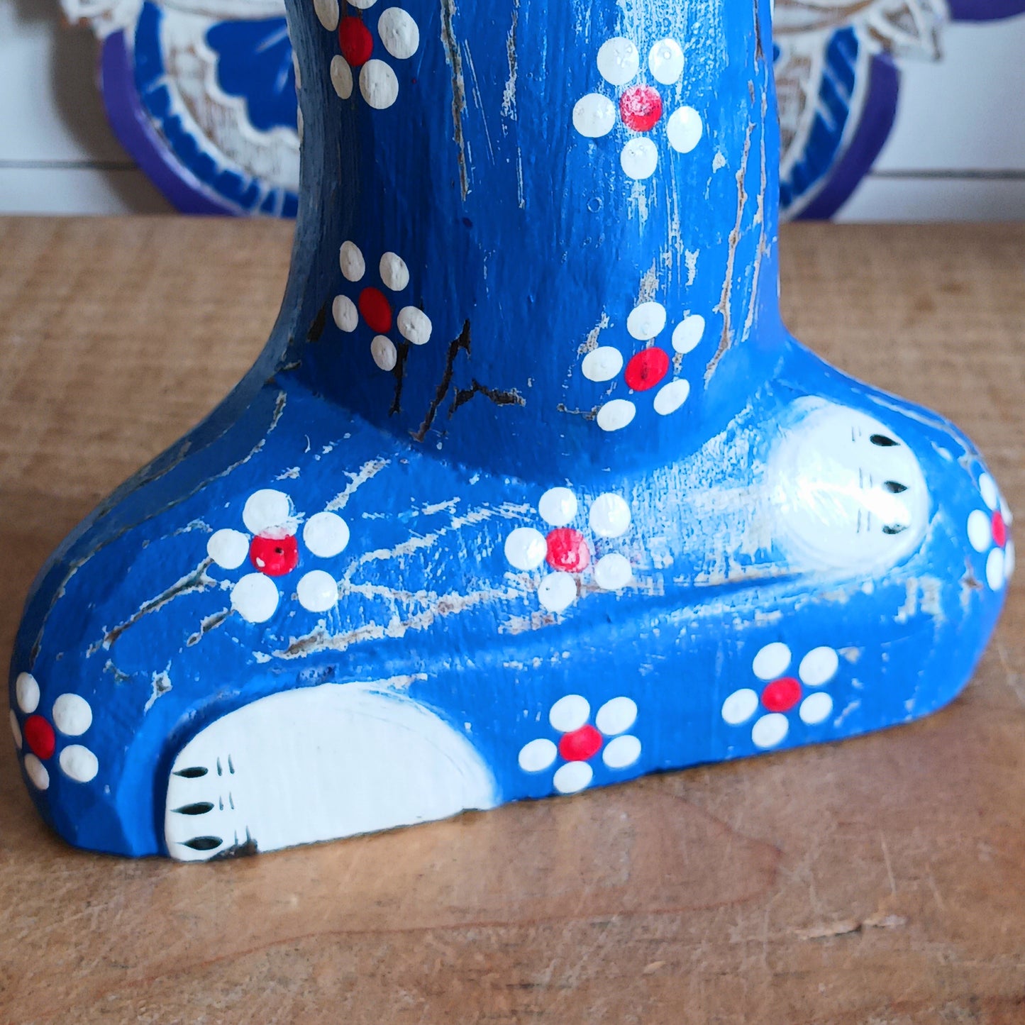 Bring serenity and mindfulness into your home with this beautifully handcrafted Blue Yogi Cat Statue. Designed in a peaceful prayer yoga pose and adorned with delicate floral details, this charming decorative piece inspires relaxation, balance, and positive energy.
