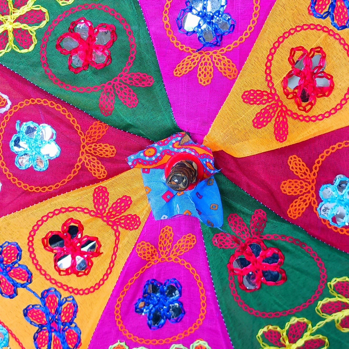 Brighten every sunny day with the Sunbrella Colourful Sun Shade Umbrella. Designed to combine reliable sun protection with vibrant, eye-catching style, Sunbrella is the perfect accessory for outdoor adventures, beach trips, festivals, garden parties, and everyday use.