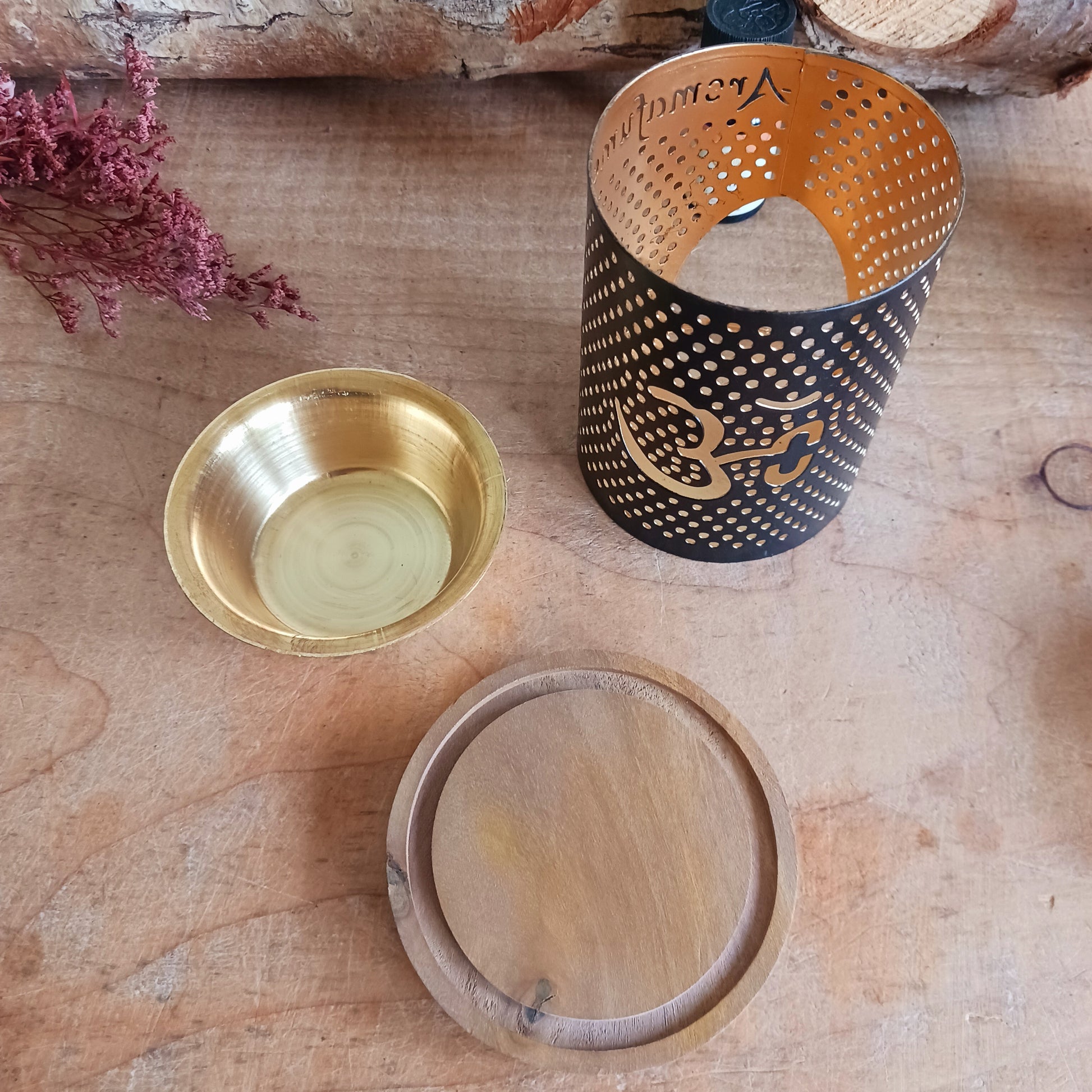 The Aromafume Om Oil Burner is a beautifully crafted ceramic burner featuring the sacred Om symbol, representing universal sound, unity, and spiritual awareness. 