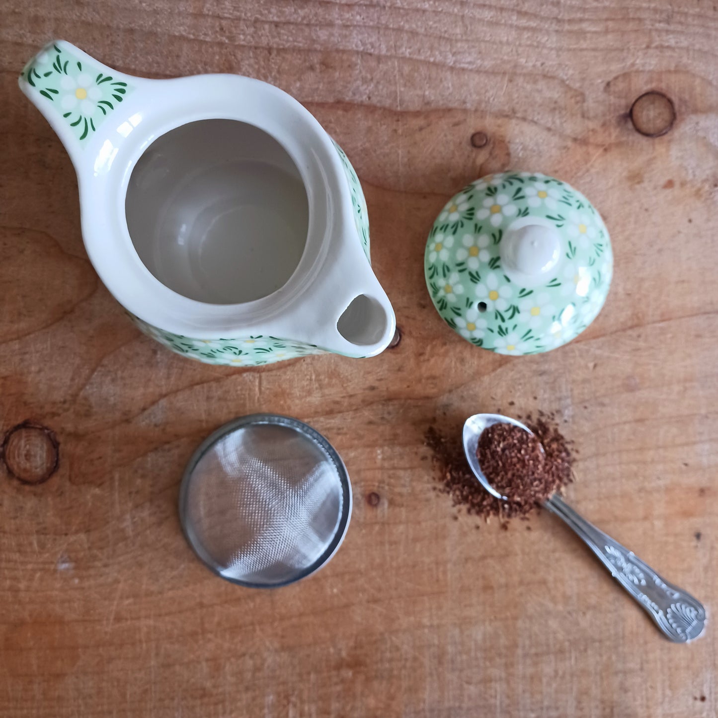 Add timeless elegance to any tea ritual with this Small Herbal Teapot featuring a pretty daisy pattern design. Inspired by traditional Eastern aesthetics, this beautifully crafted teapot blends cultural symbolism with everyday functionality, making it an exceptional gift.