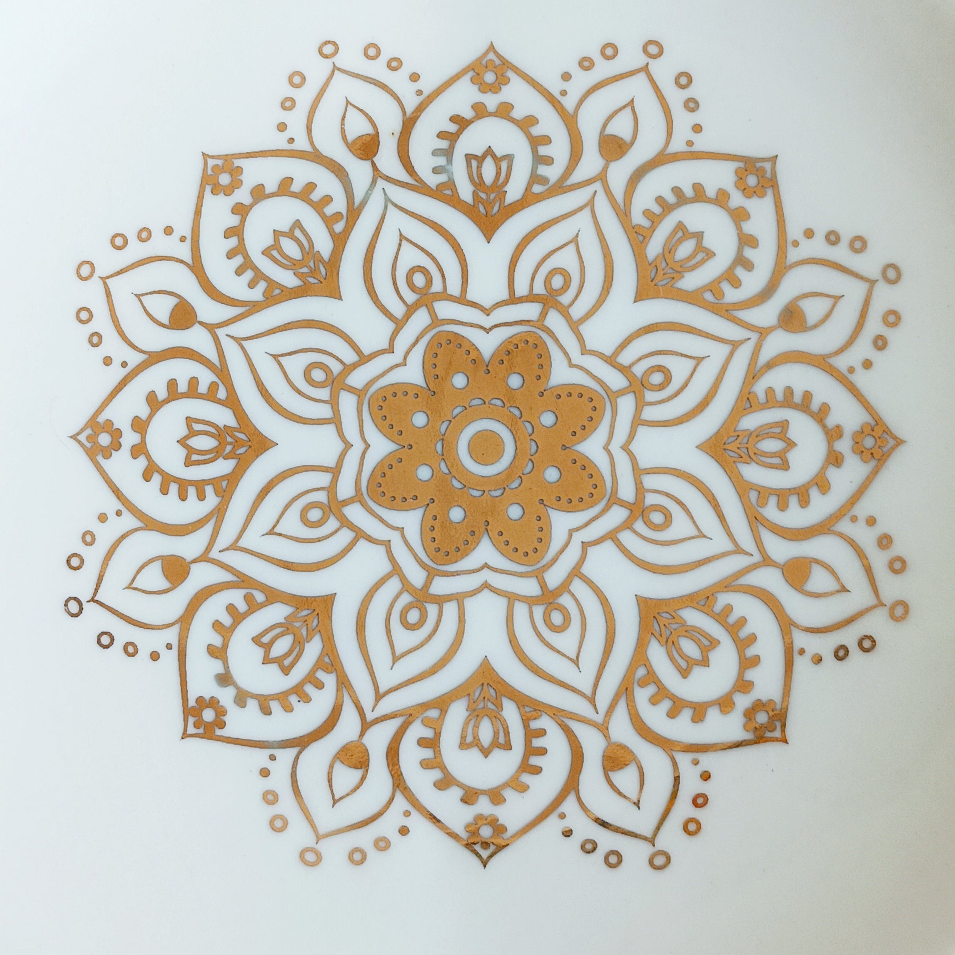 Keep your tea time tidy and stylish with this beautiful White & Gold Mandala Tea Bag Holder. Designed with an elegant white finish and luxurious gold mandala pattern, this practical accessory provides the perfect place to rest your used tea bag after brewing.