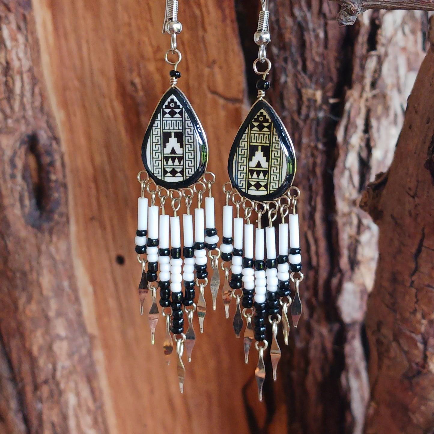 Add a touch of artisan elegance to your jewellery collection with these stunning handmade Peruvian Incan teardrop earrings. Carefully crafted in small family-run workshops in Peru, these eye-catching earrings feature traditional Incan-inspired patterns on the front with a contrasting black reverse for a striking finish.