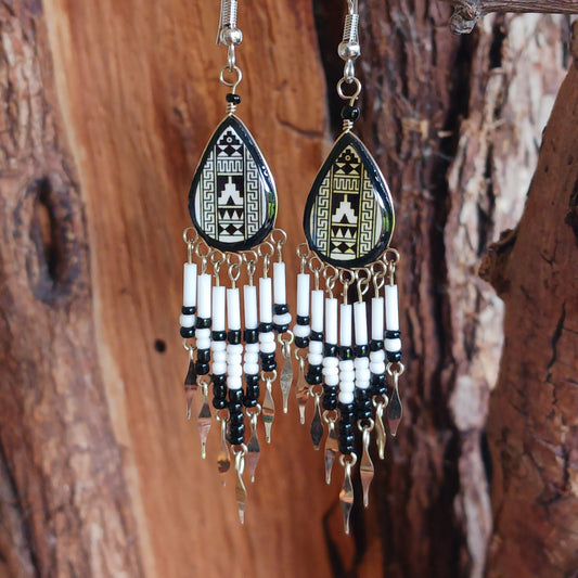 Add a touch of artisan elegance to your jewellery collection with these stunning handmade Peruvian Incan teardrop earrings. Carefully crafted in small family-run workshops in Peru, these eye-catching earrings feature traditional Incan-inspired patterns on the front with a contrasting black reverse for a striking finish.